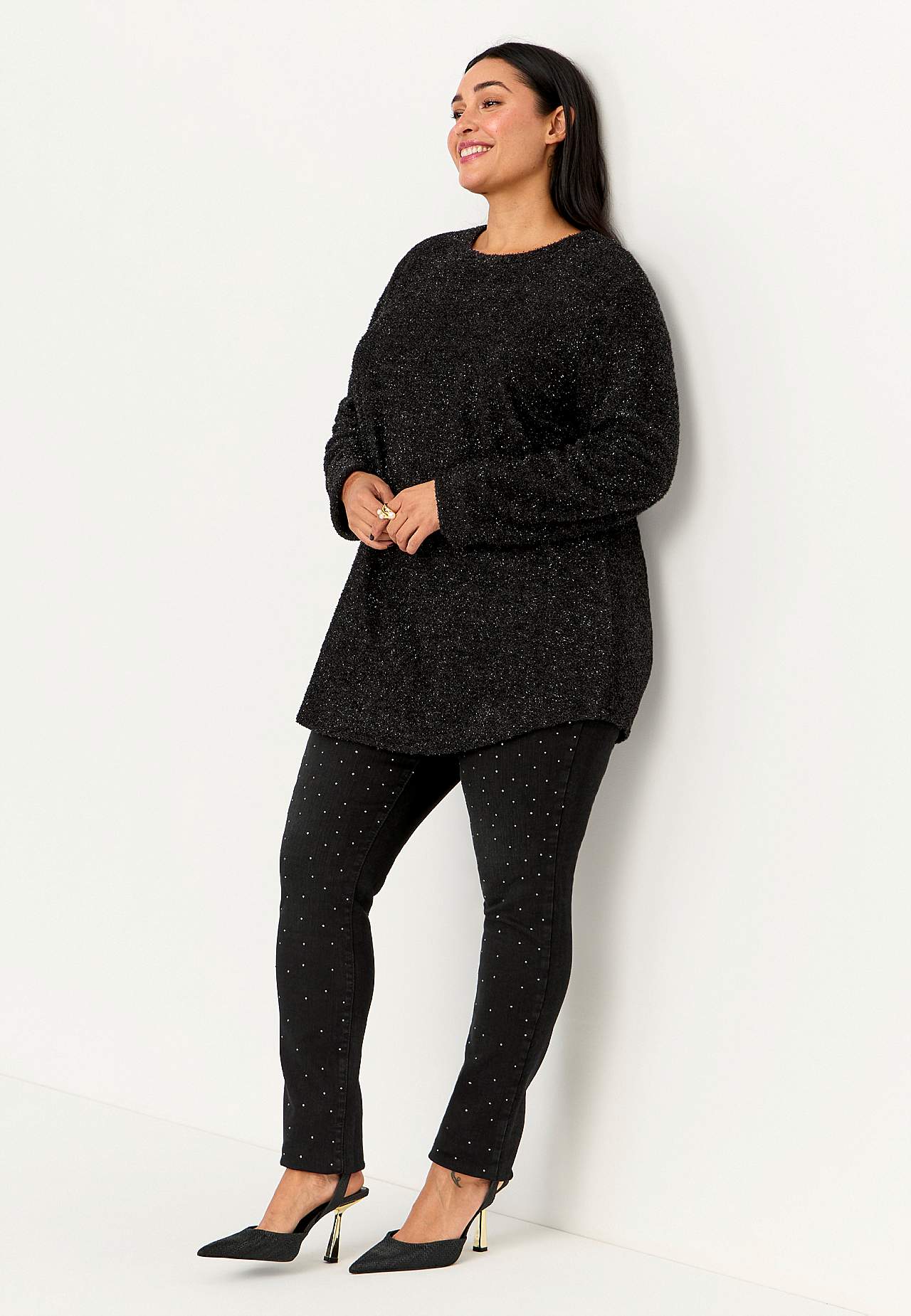 Joustavat jeggingsit strassiyksityiskohdilla