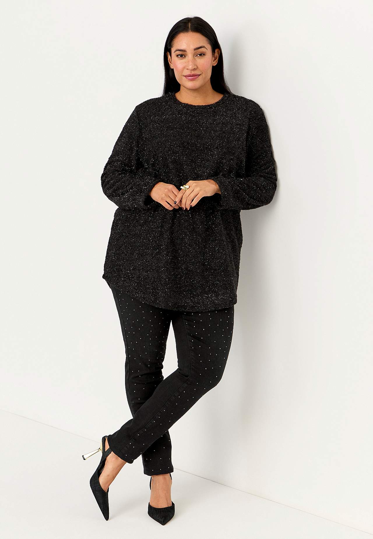 Joustavat jeggingsit strassiyksityiskohdilla