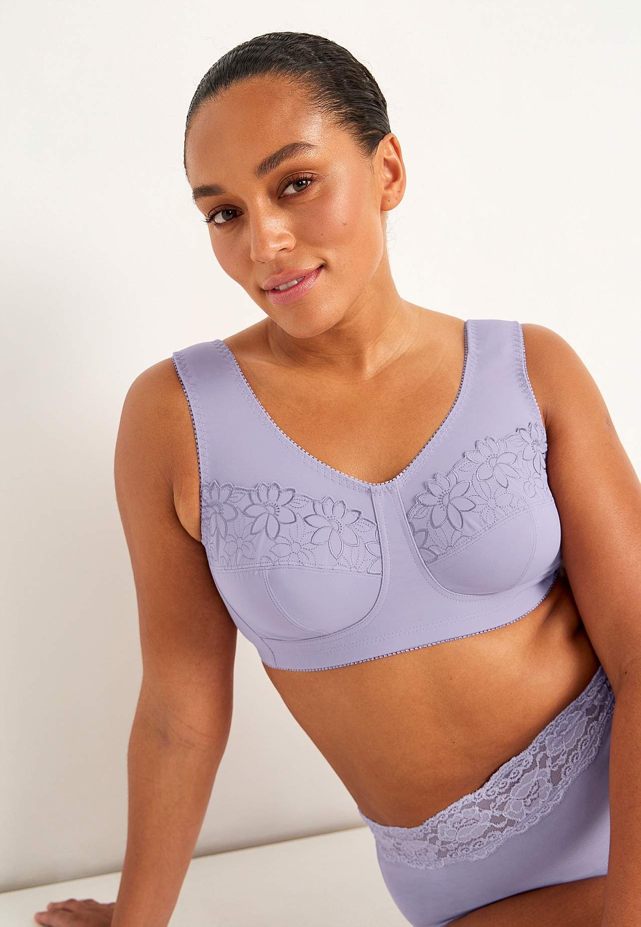 Soft-rintaliivi kirjailulla Lily 2 kpl/pakkaus