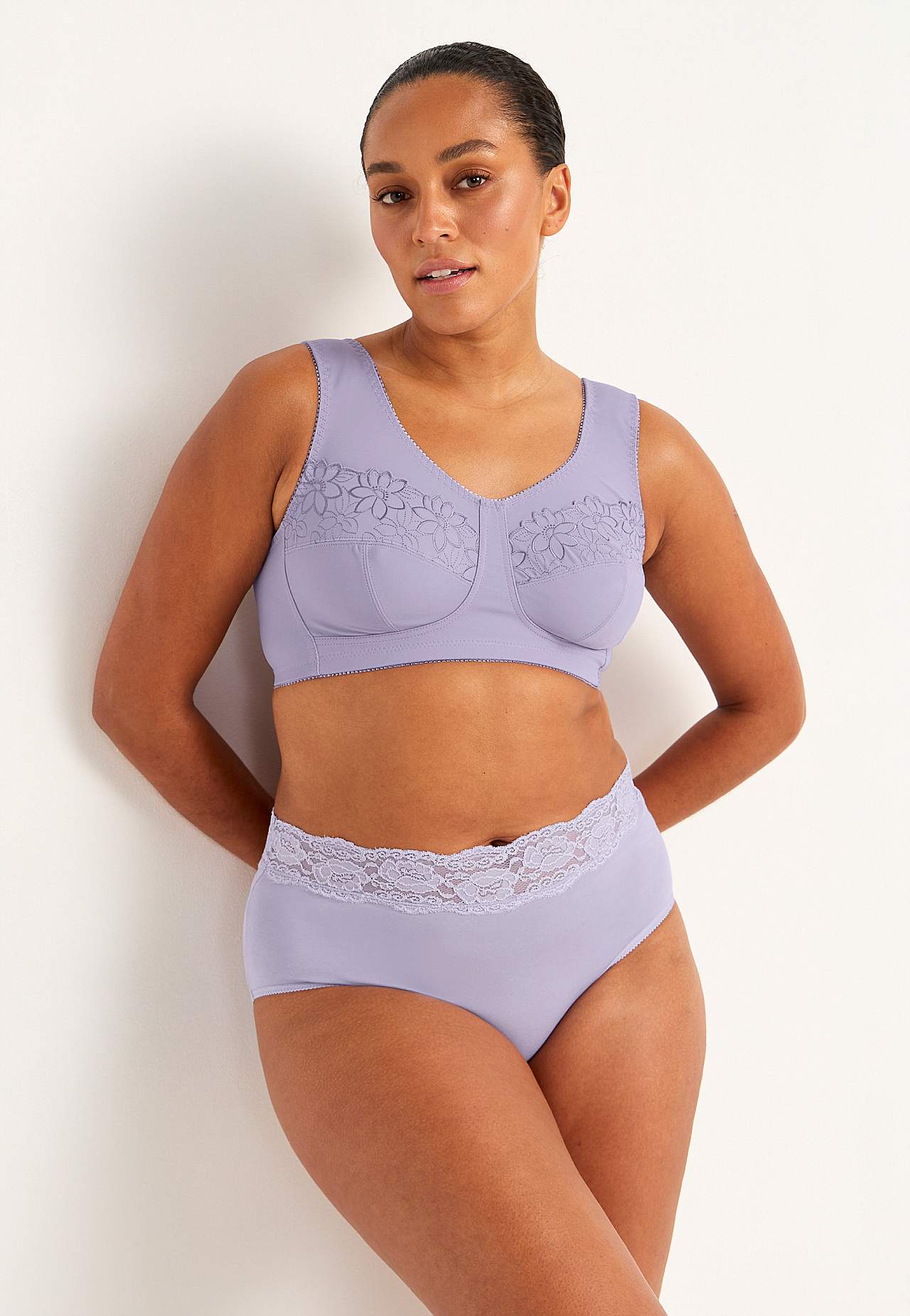 Soft-rintaliivi kirjailulla Lily 2 kpl/pakkaus