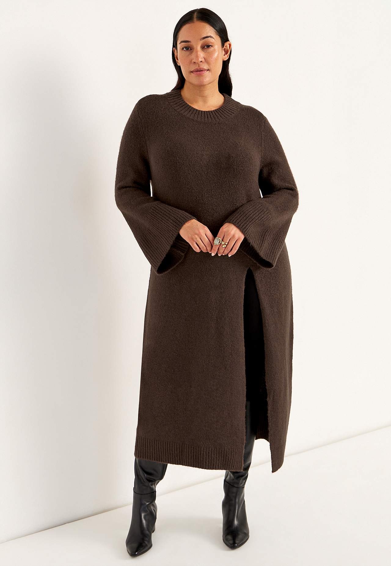 Neulottu mekko korkealla halkiolla