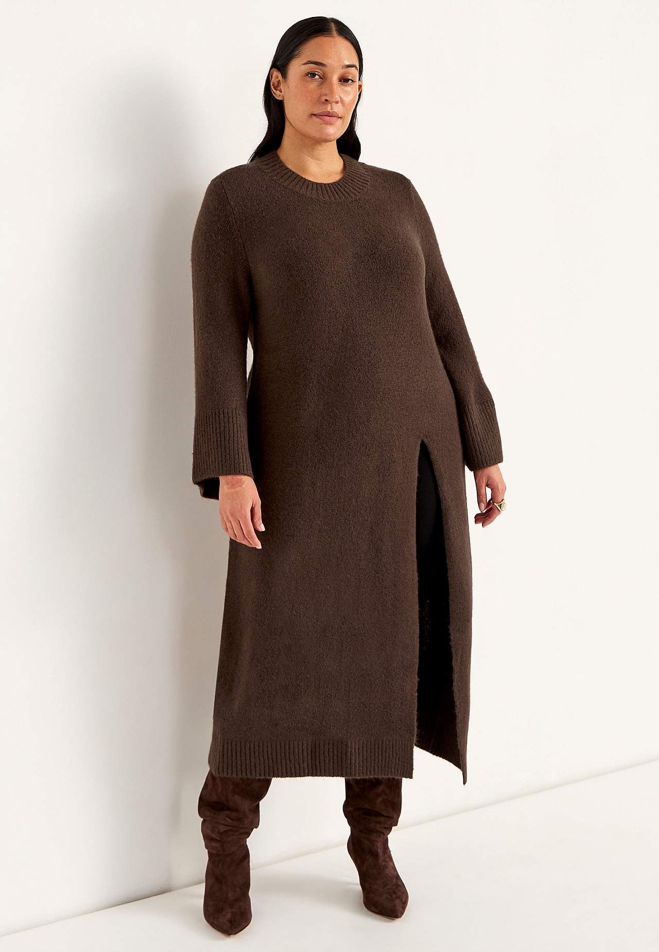 Neulottu mekko korkealla halkiolla