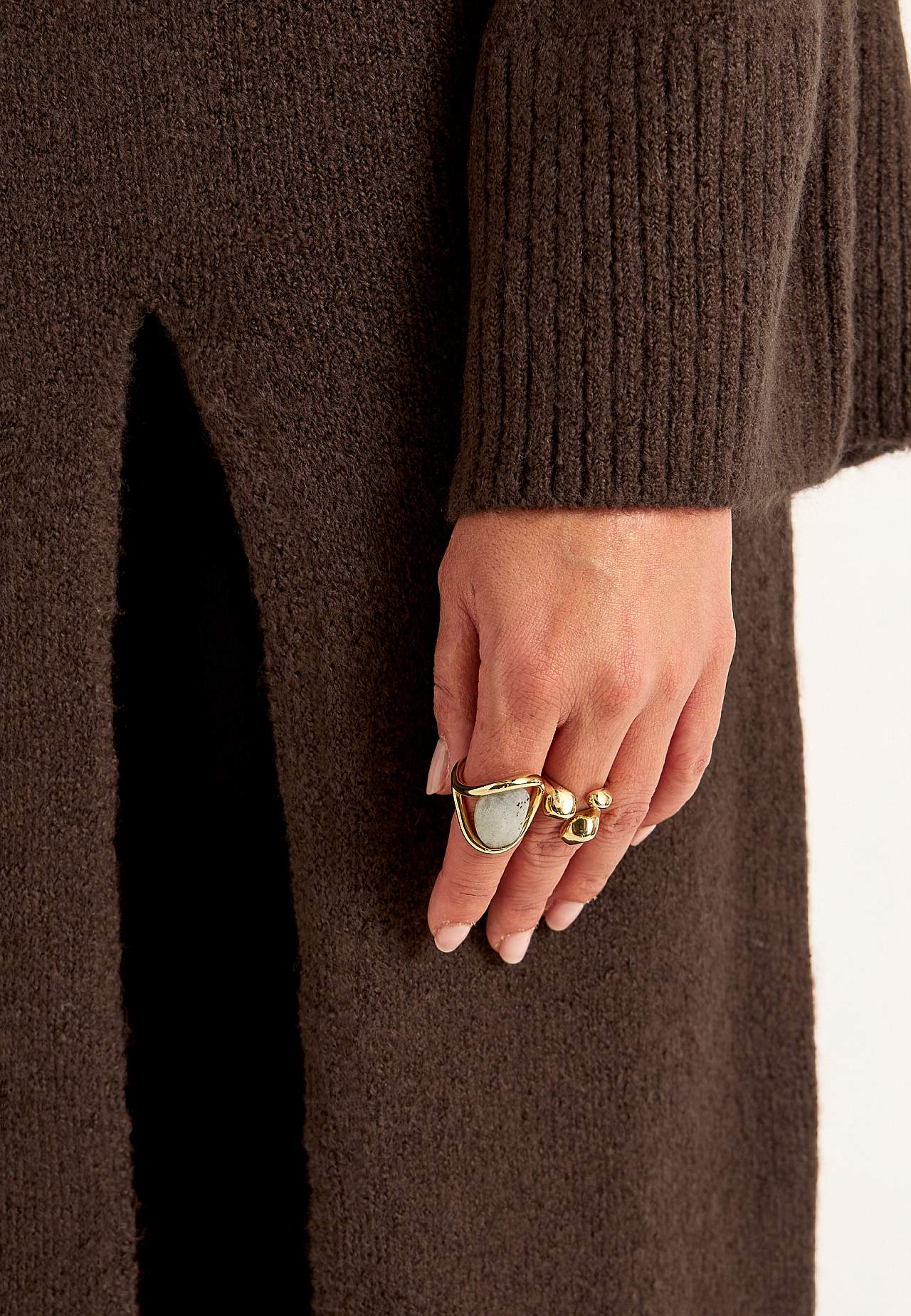 Neulottu mekko korkealla halkiolla