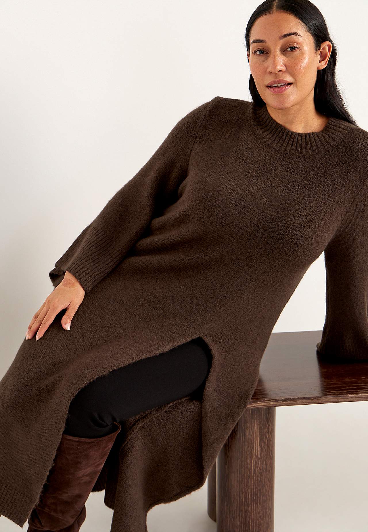 Neulottu mekko korkealla halkiolla