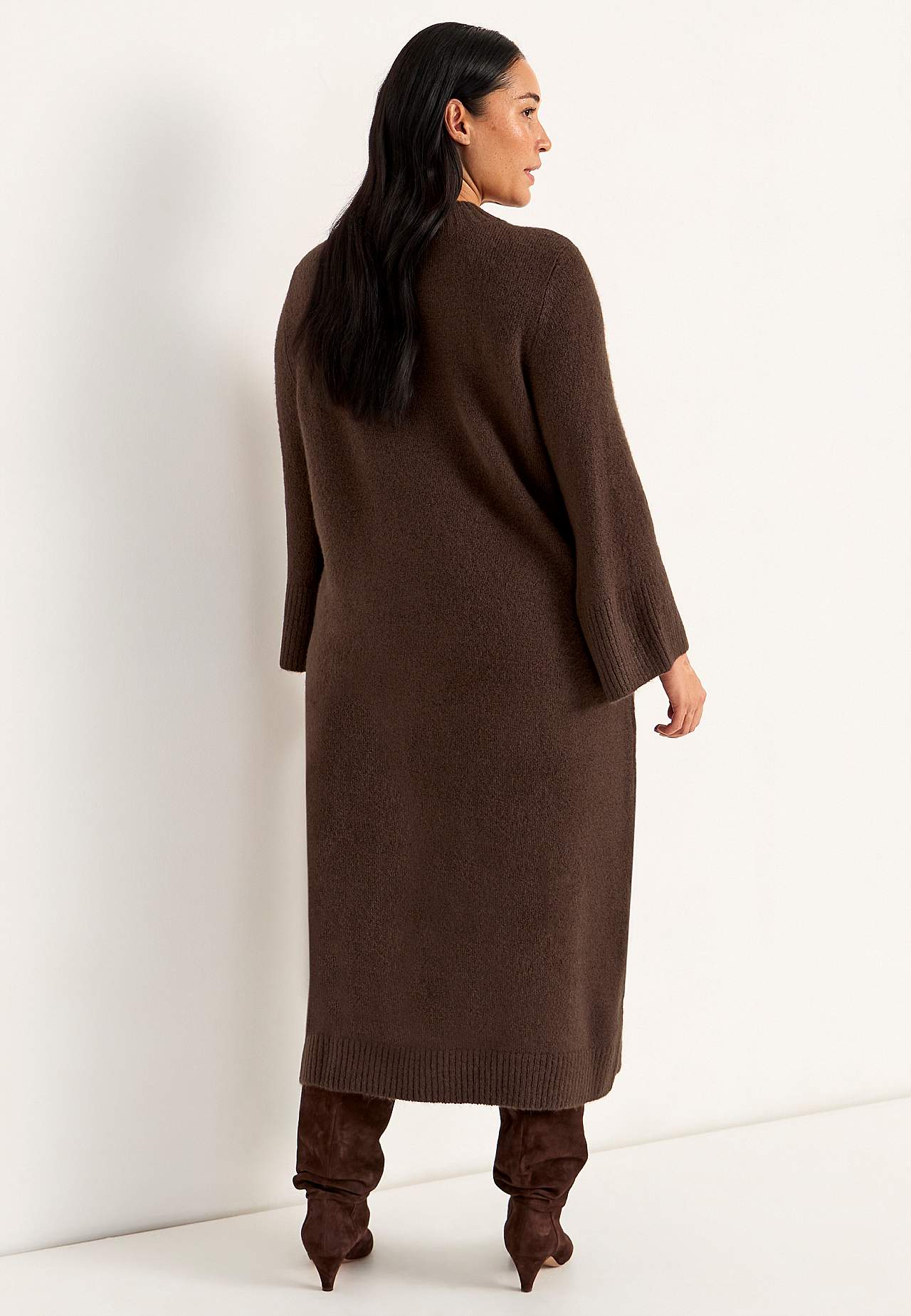 Neulottu mekko korkealla halkiolla