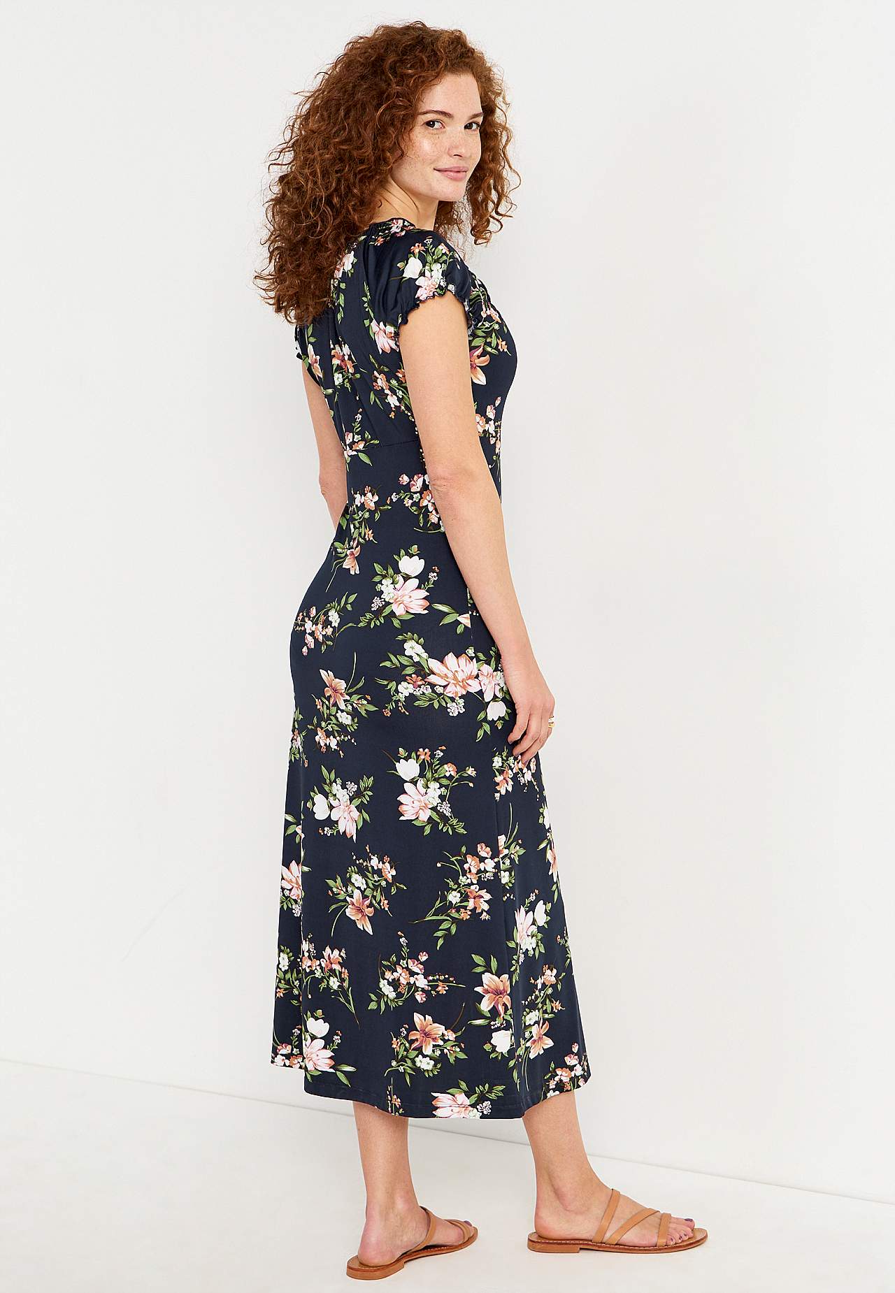 Pitkä, kuvioitu off shoulder -mekko