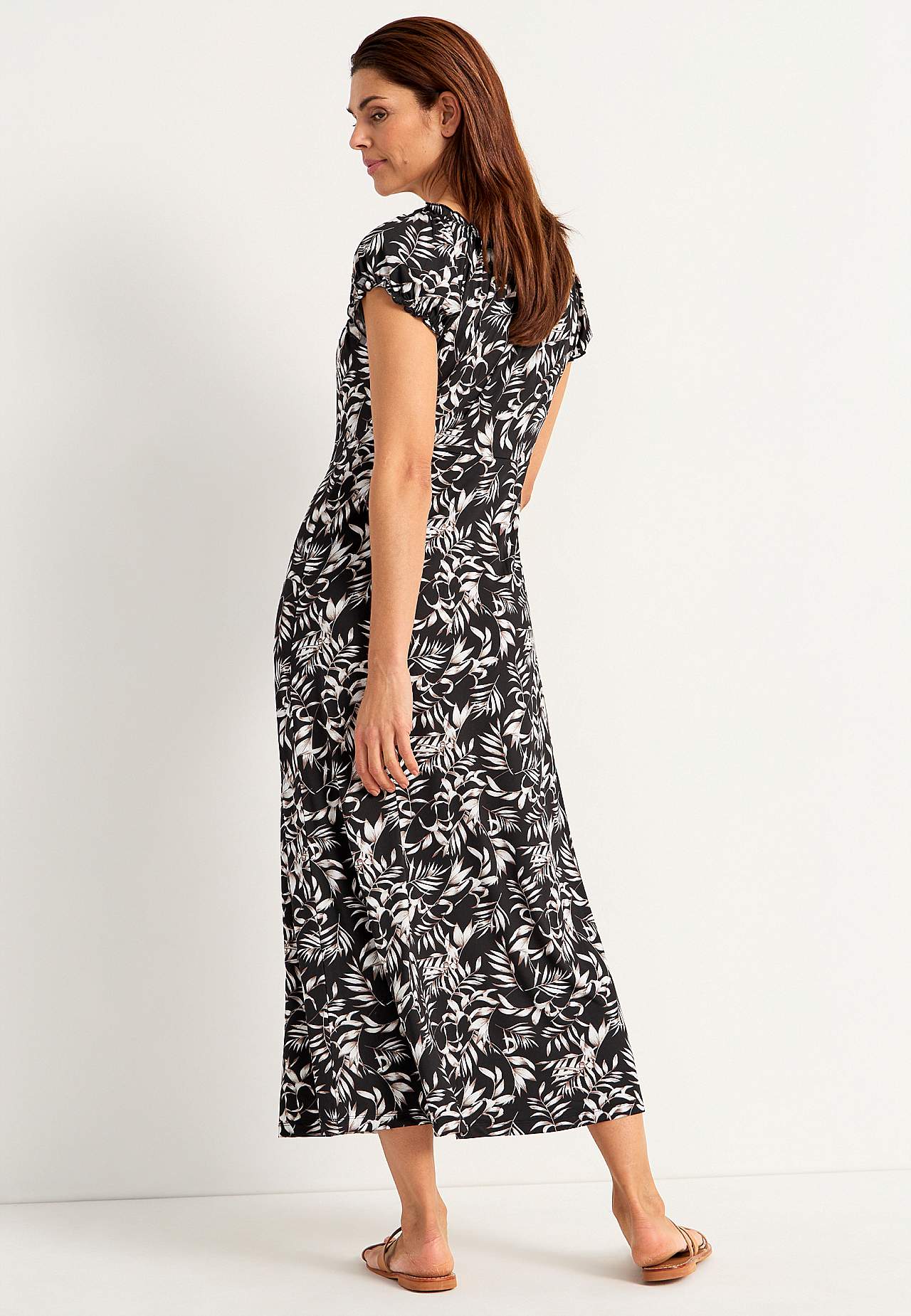 Pitkä, kuvioitu off shoulder -mekko