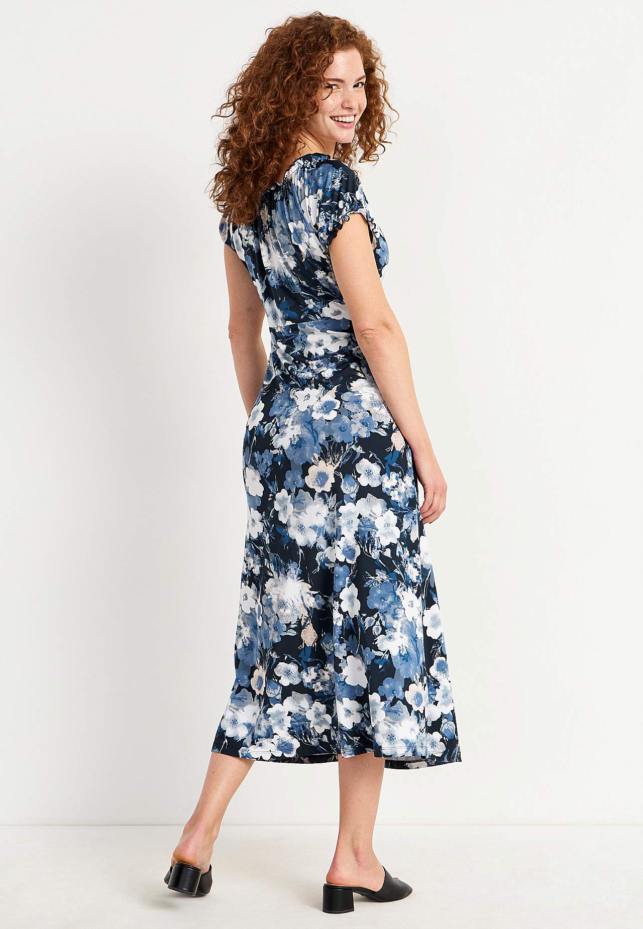 Pitkä, kuvioitu off shoulder -mekko