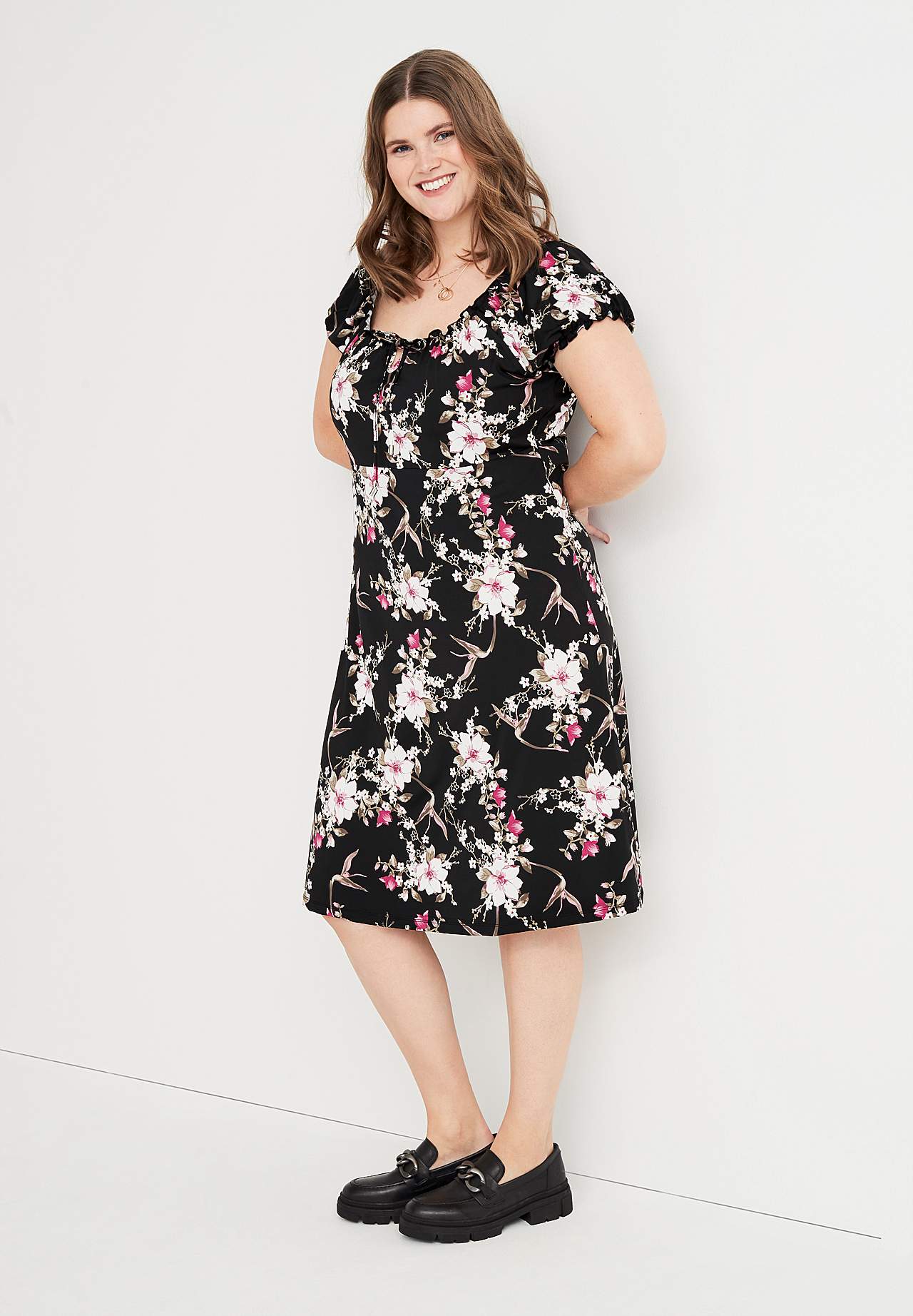 Kuviollinen off shoulder -mekko