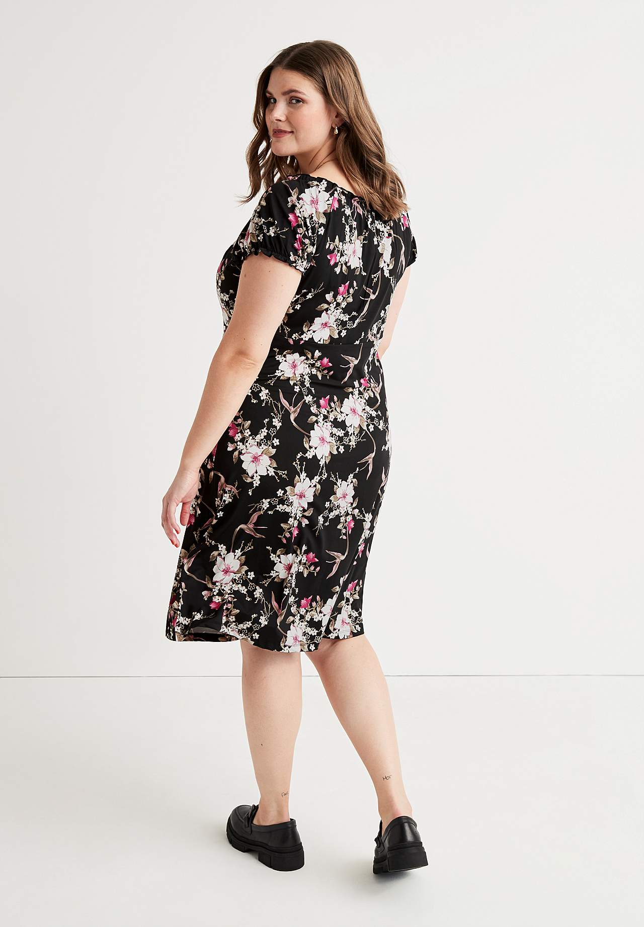 Kuviollinen off shoulder -mekko