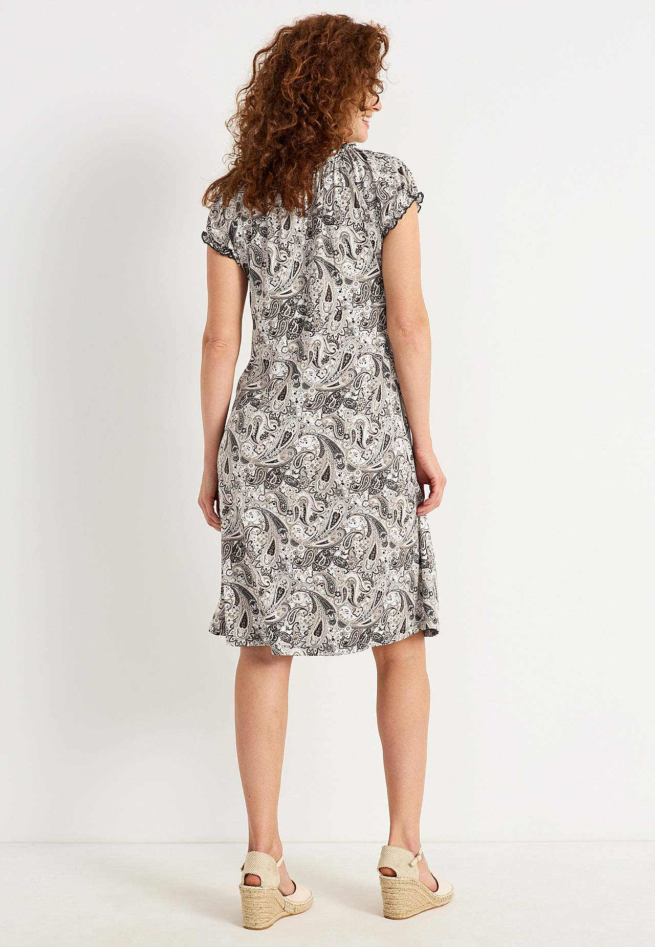 Kuviollinen off shoulder -mekko