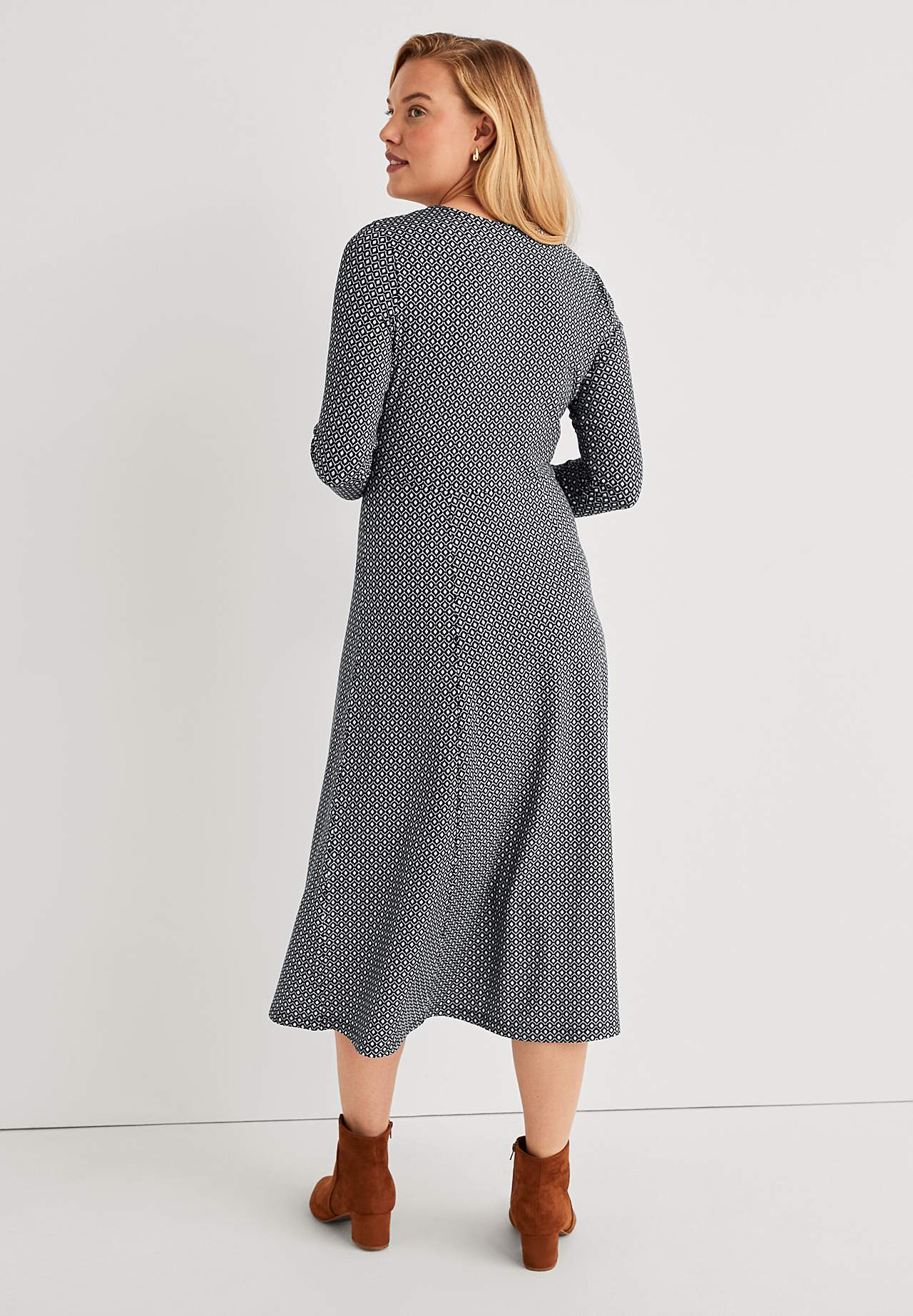 Kuviollinen kietaisumekko trikoosta Elina