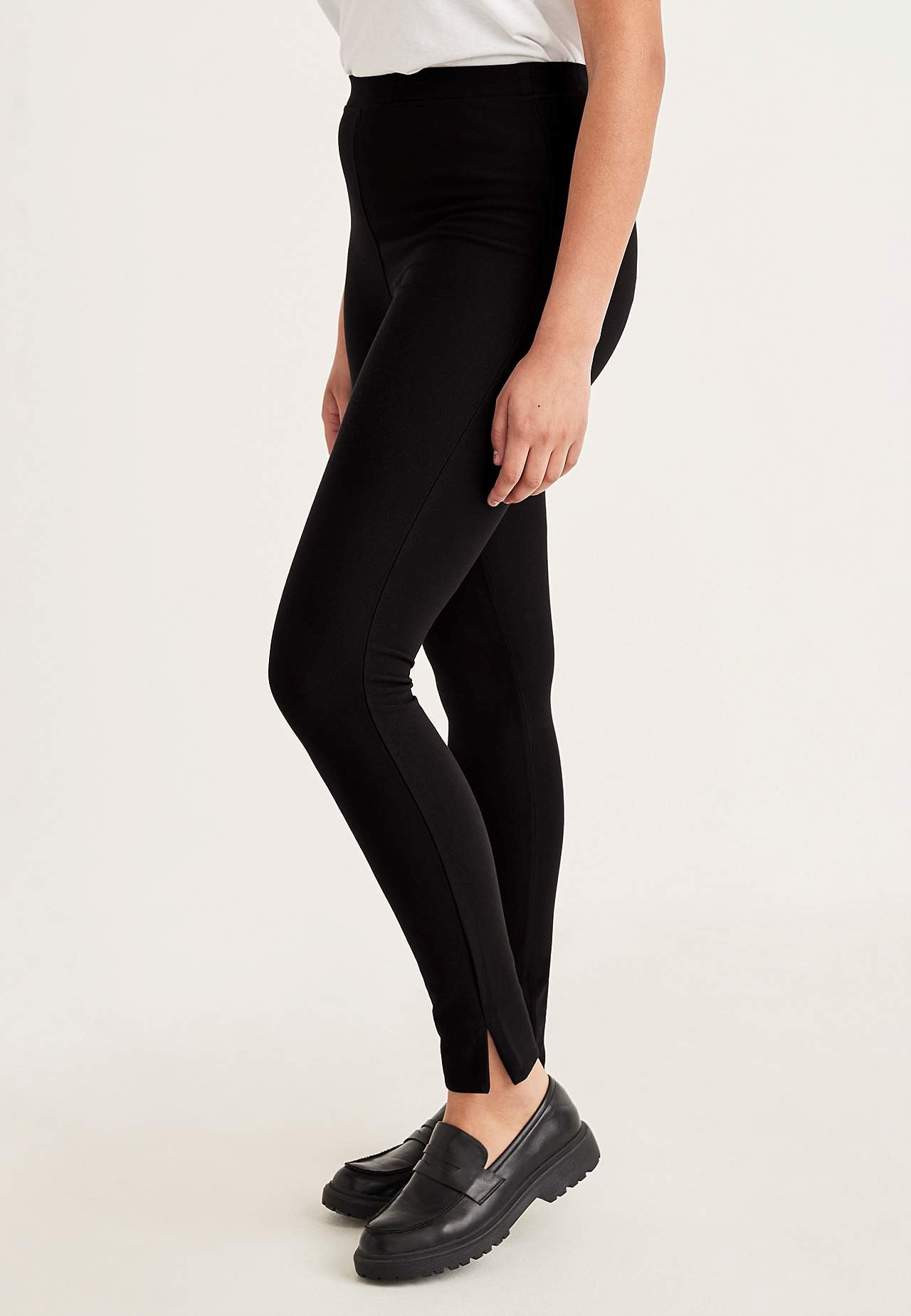 Leggingsit trikoosta joustotvillillä