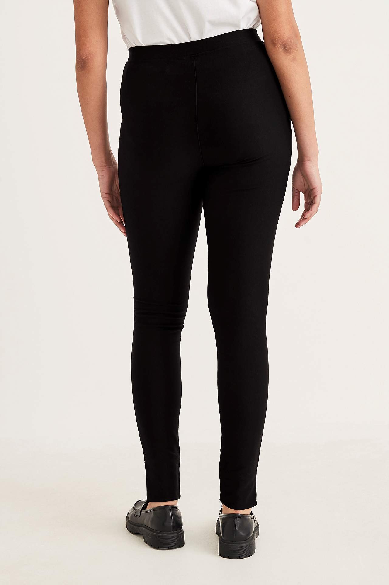 Leggingsit trikoosta joustotvillillä