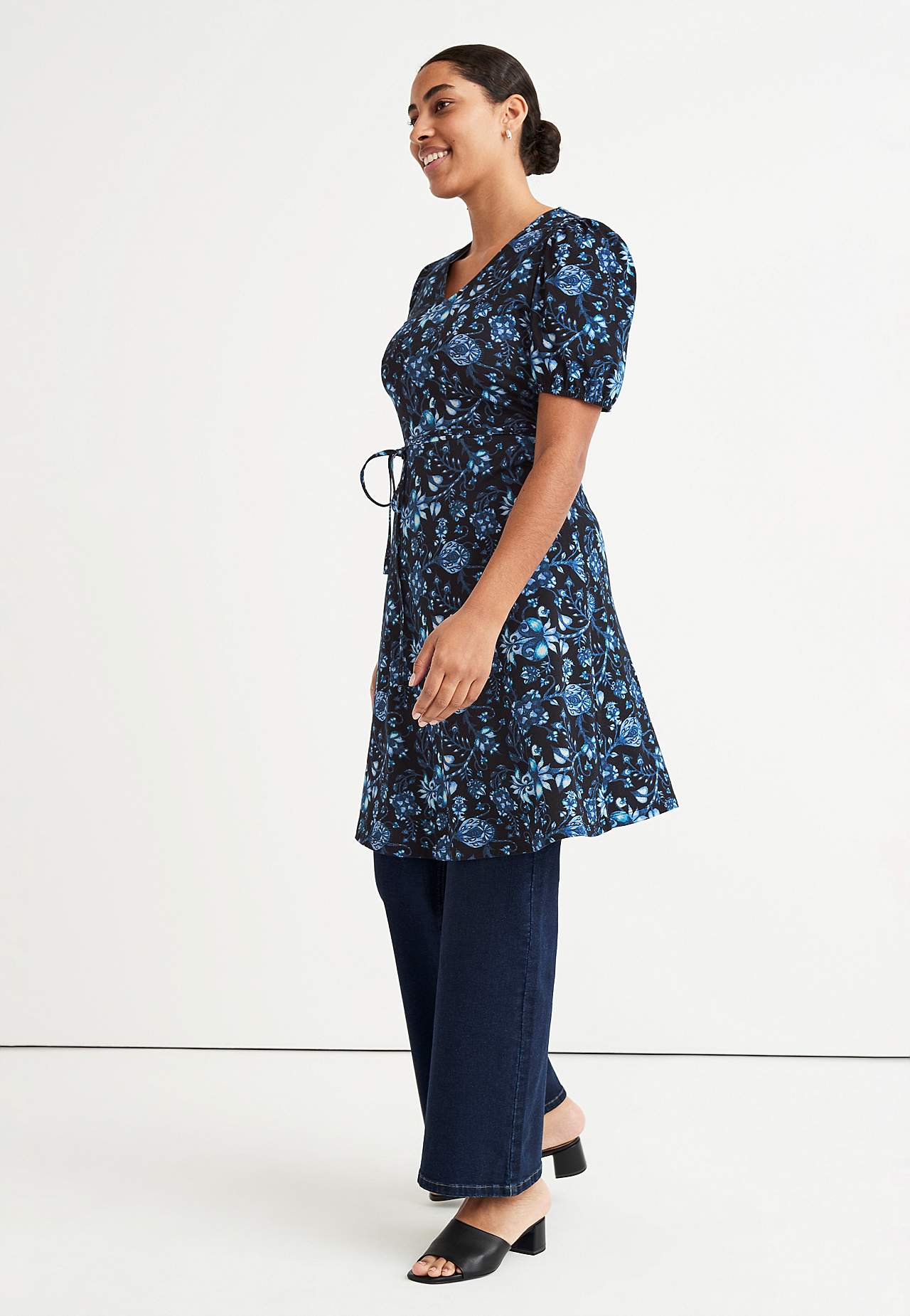 Kuviollinen, lyhyt trikoomekko