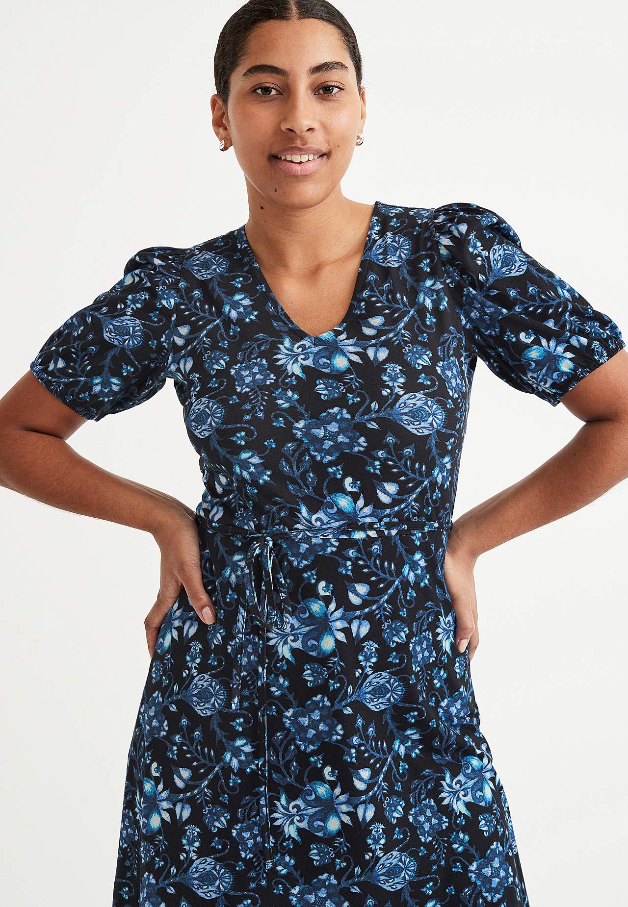 Kuviollinen, lyhyt trikoomekko