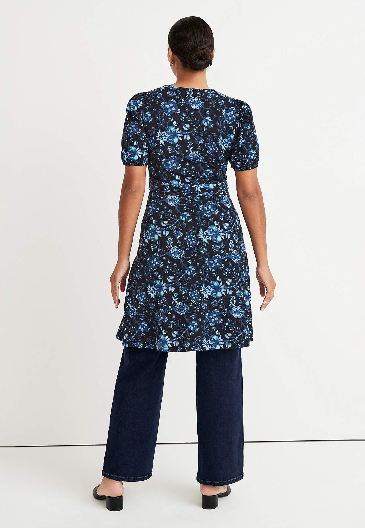 Kuviollinen, lyhyt trikoomekko