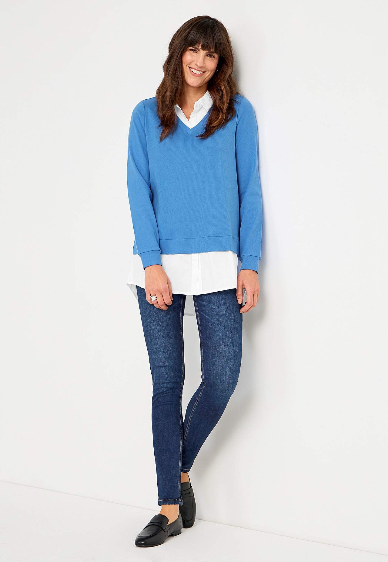 Trikootoppi kiinniommellulla paidan kauluksella