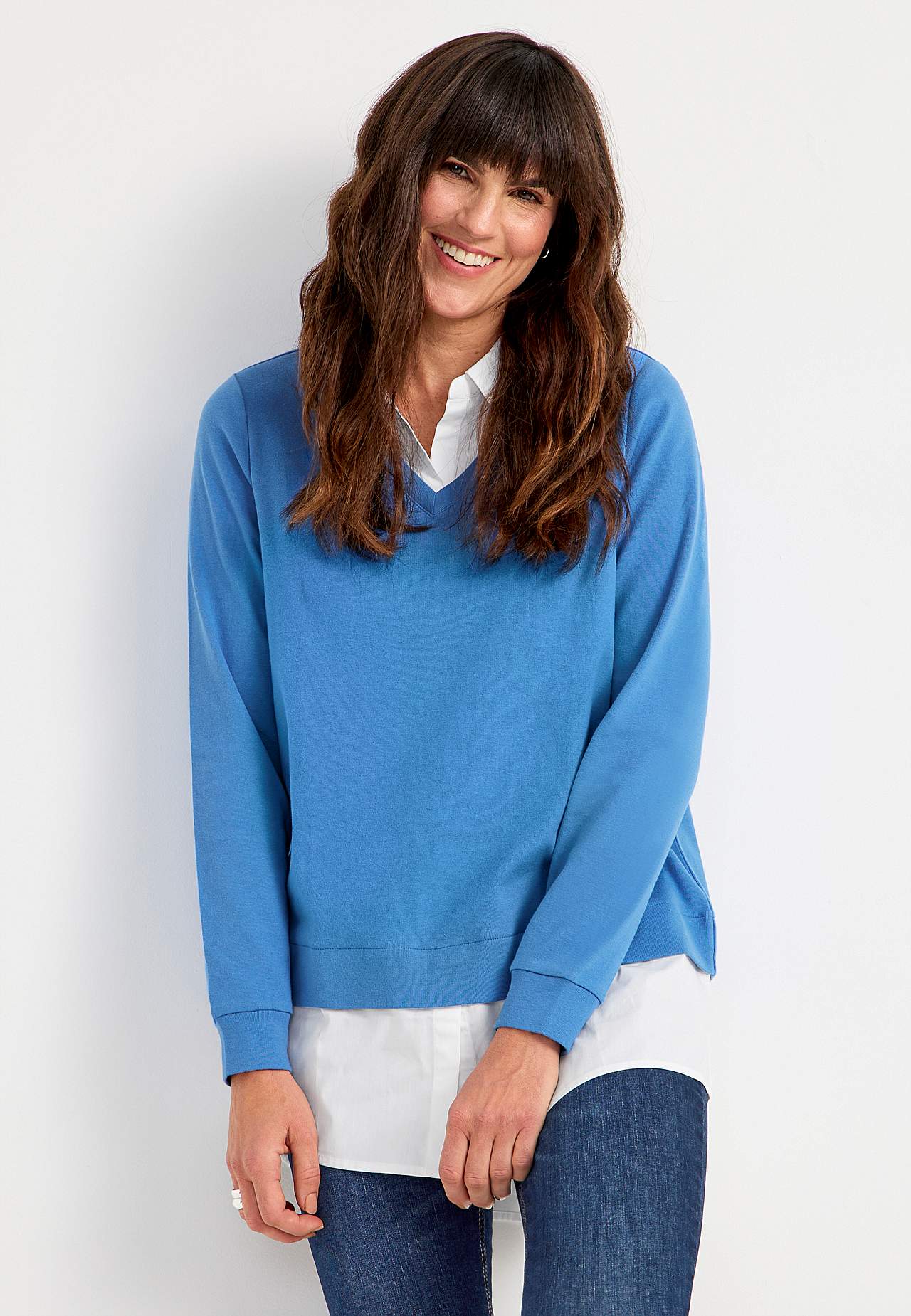 Trikootoppi kiinniommellulla paidan kauluksella