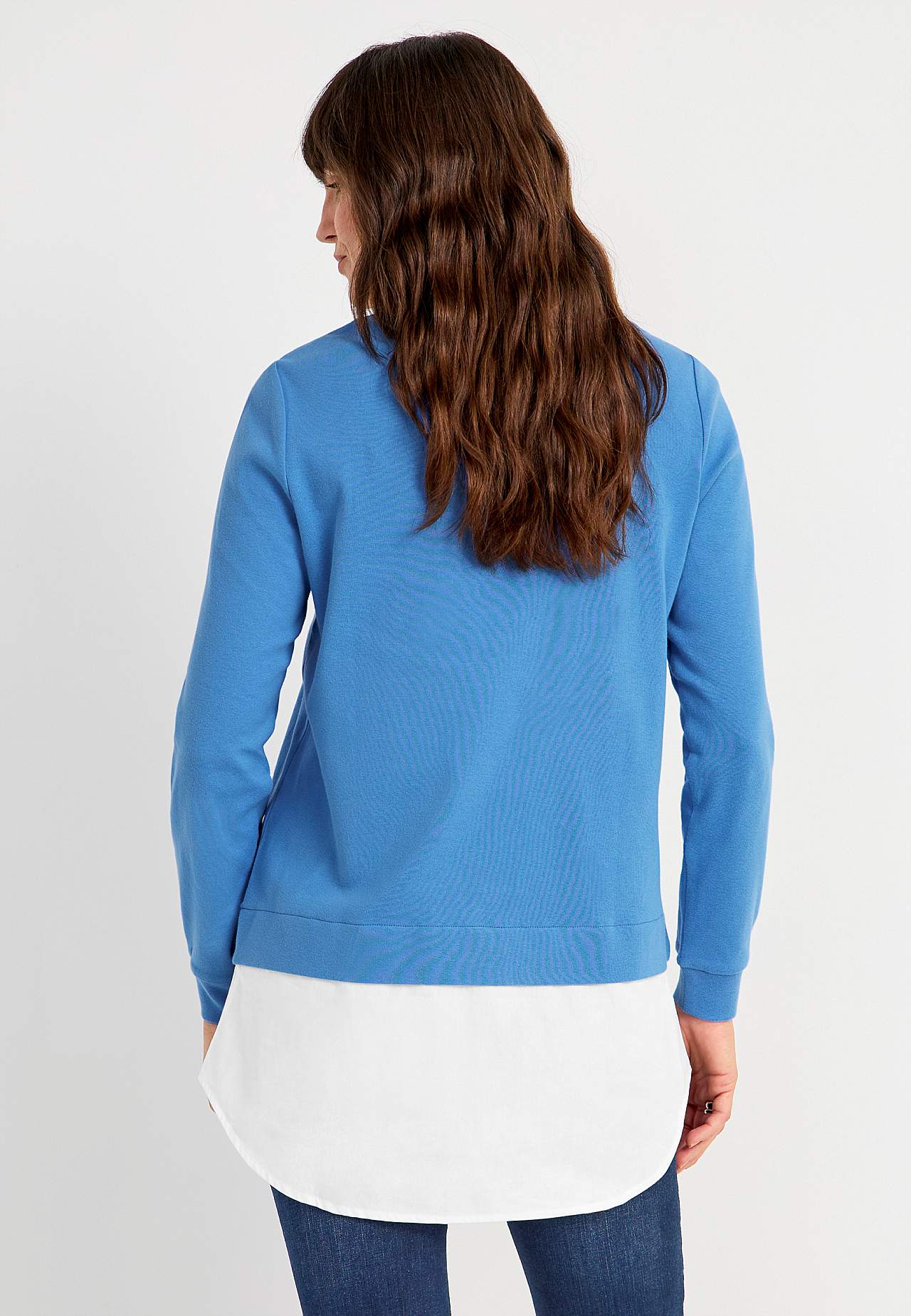 Trikootoppi kiinniommellulla paidan kauluksella