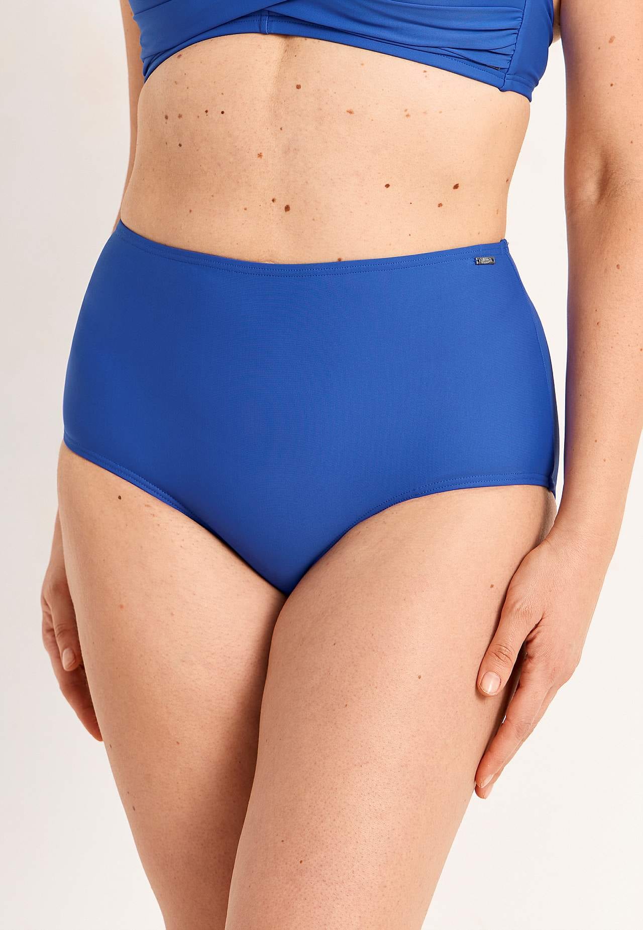 Bikinin alaosa korkealla vyötäröllä