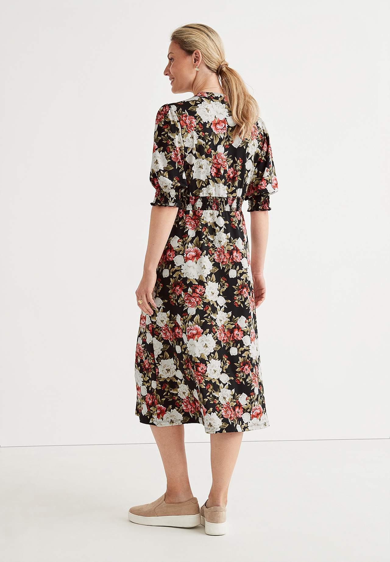 Kuviollinen trikoomekko