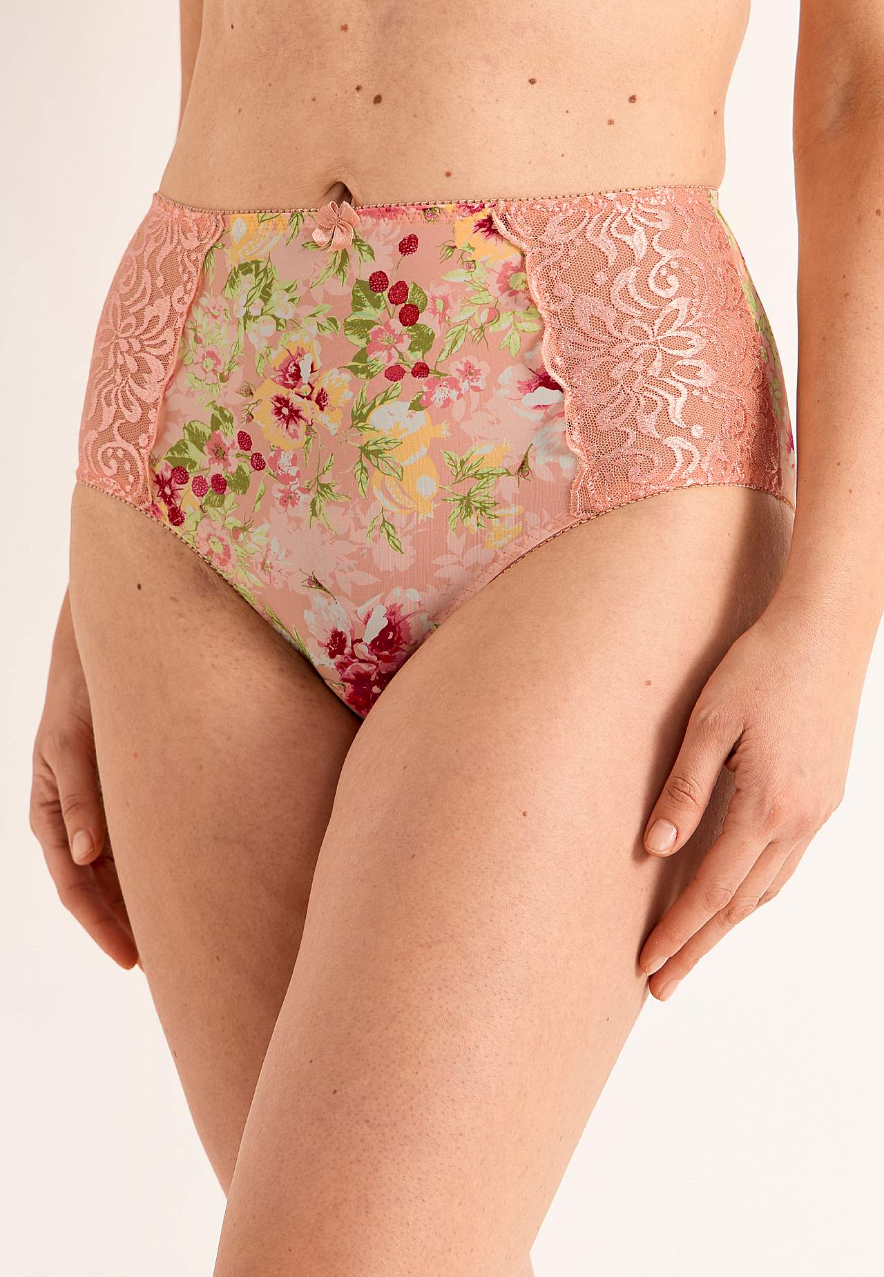 Maksihousu pitsillä sivuilla Mia/Sandra