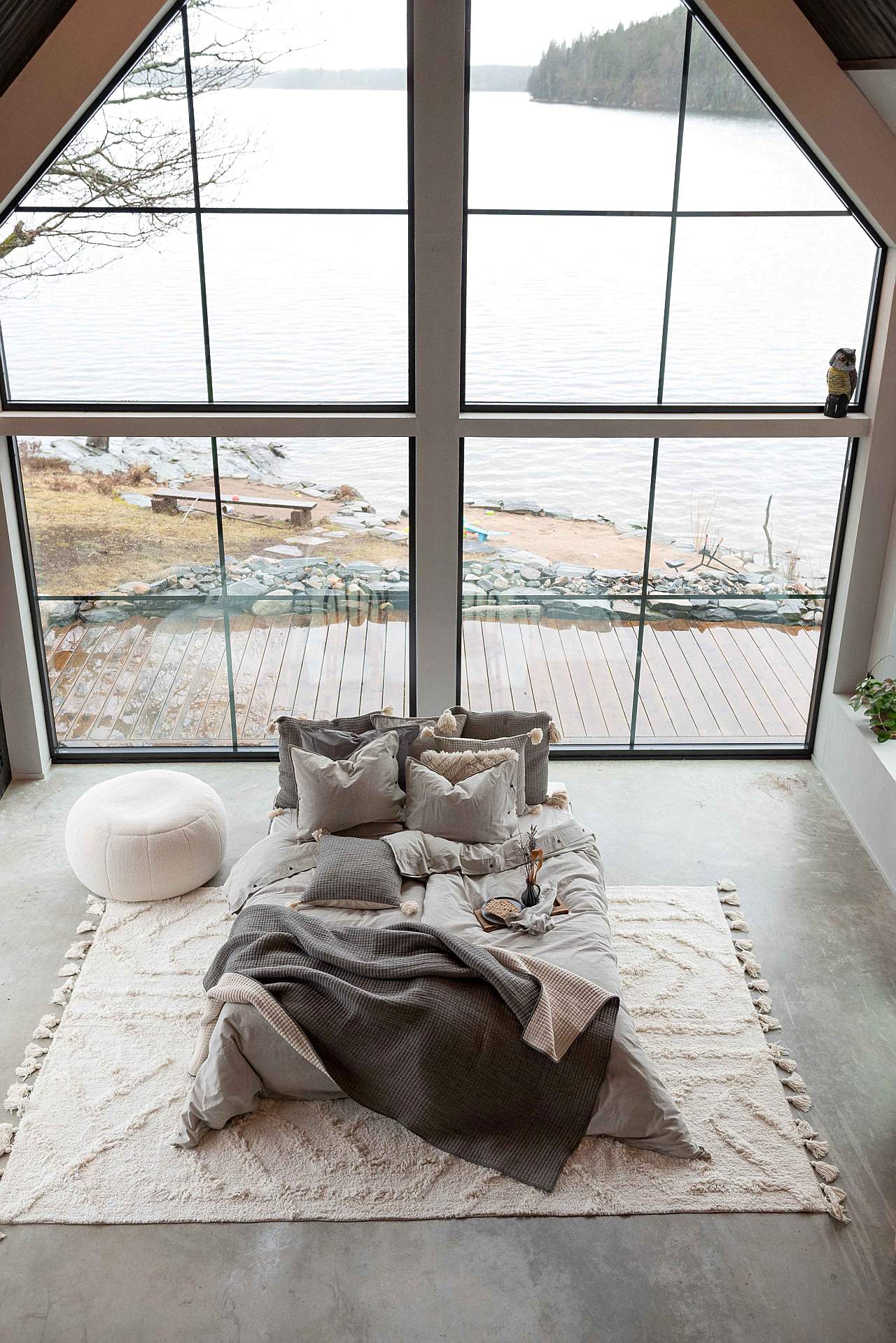 Yksivärinen, tikattu päiväpeite