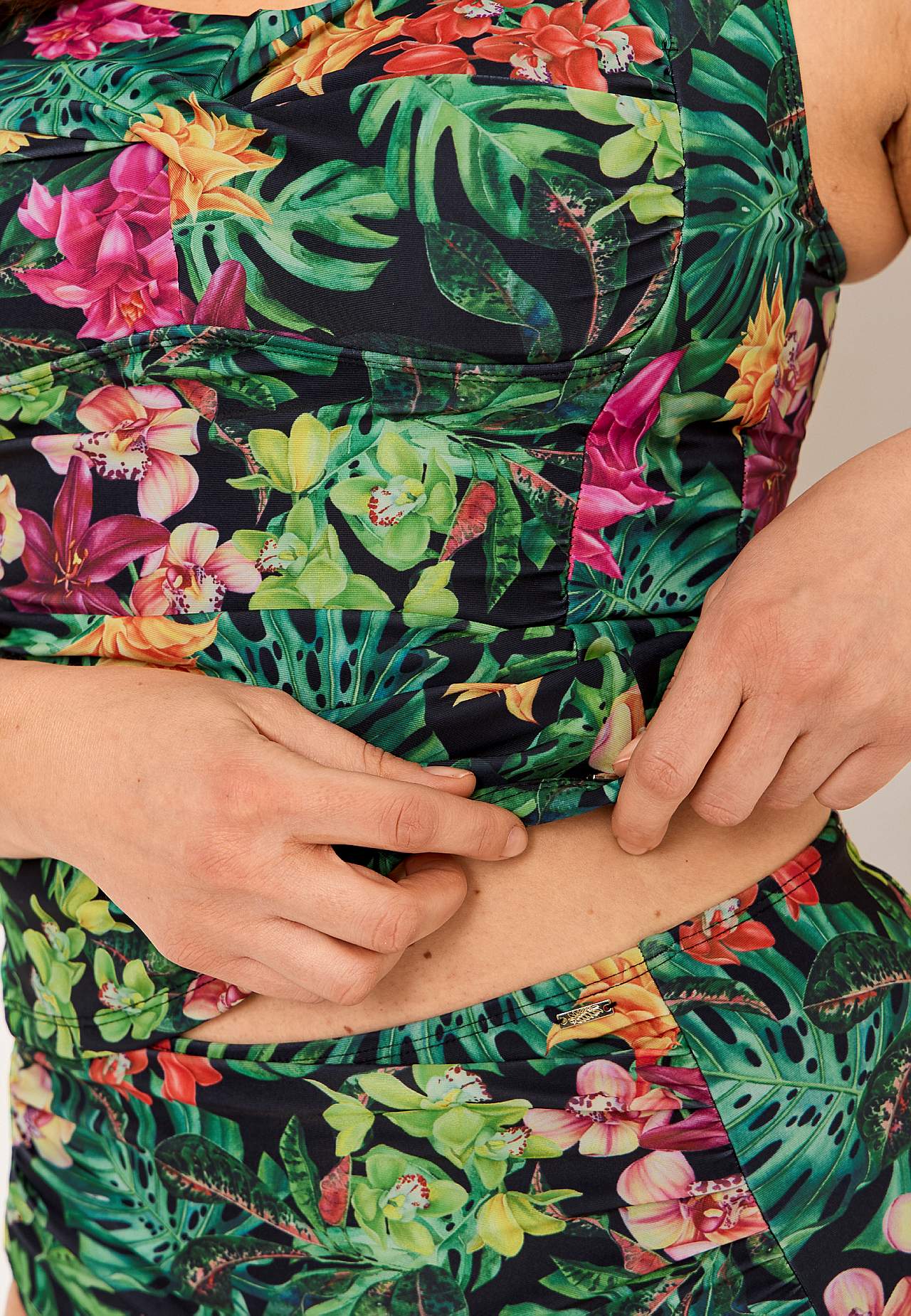 Kukkakuvioinen tankinitoppi muotoilueffektillä