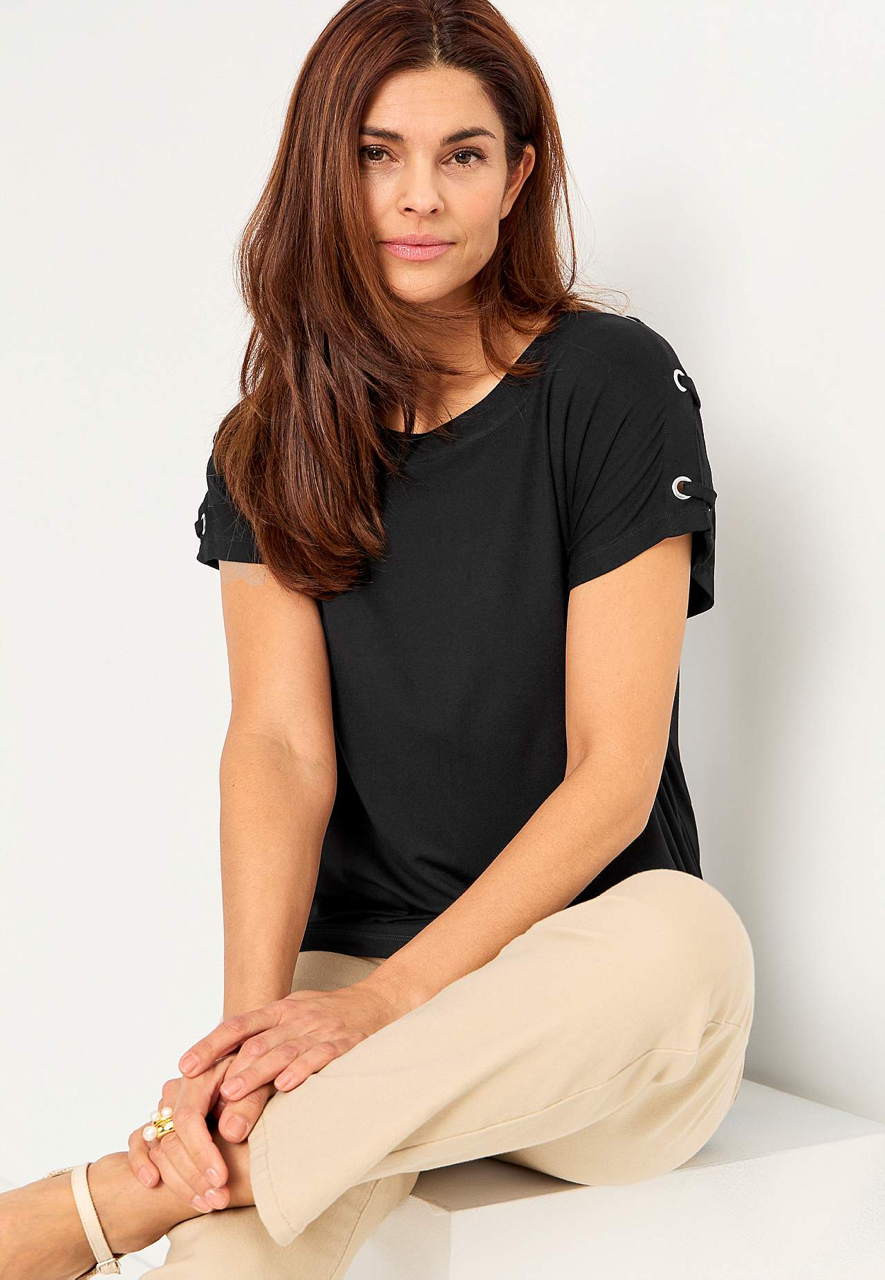 Trikootoppi sisustuksella olkapäässä