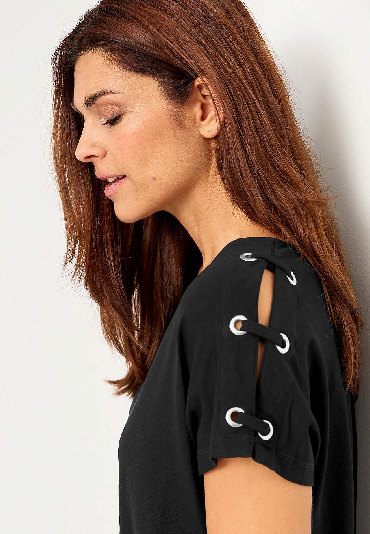 Trikootoppi sisustuksella olkapäässä