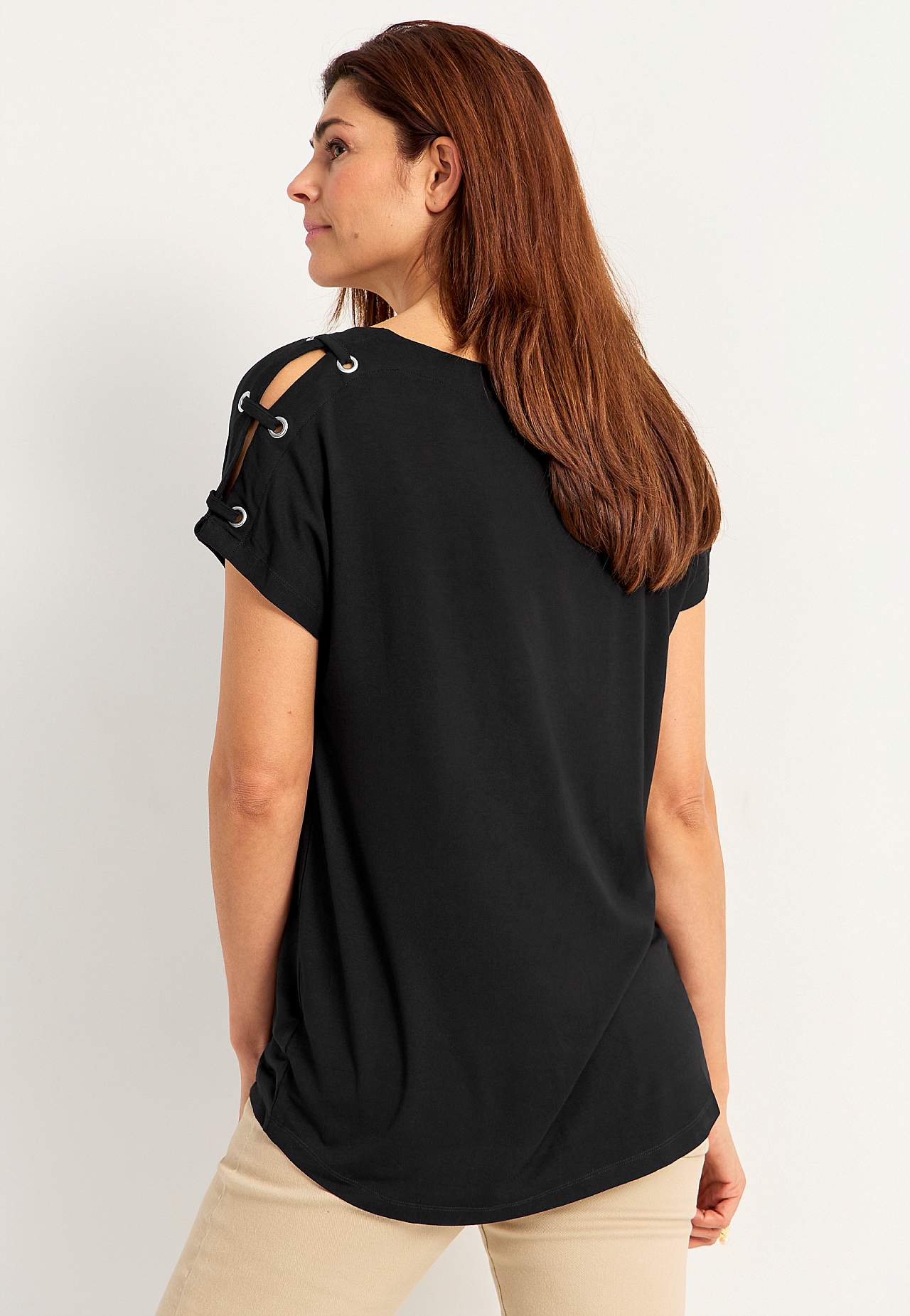 Trikootoppi sisustuksella olkapäässä