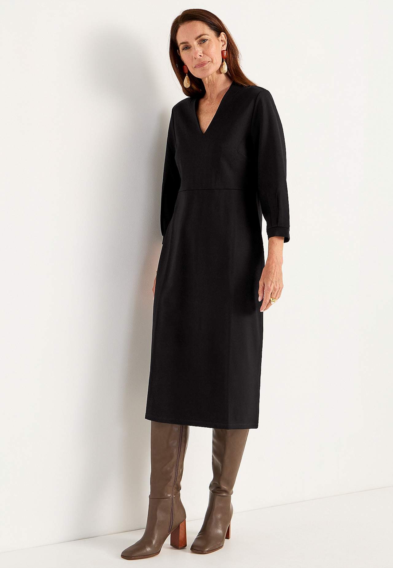 Elegantti, v-kaula-aukkoinen trikoomekko