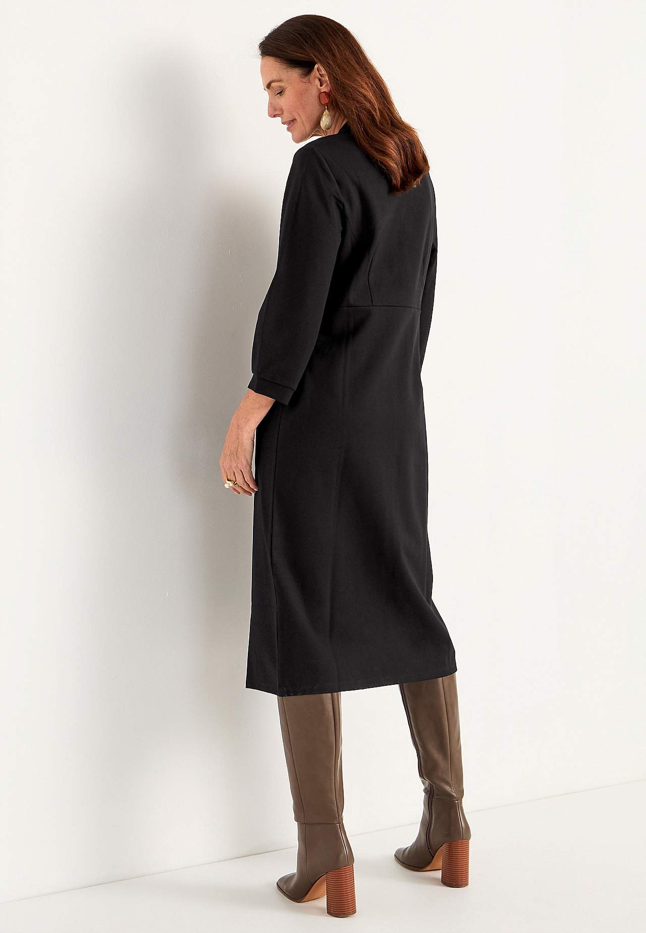 Elegantti, v-kaula-aukkoinen trikoomekko