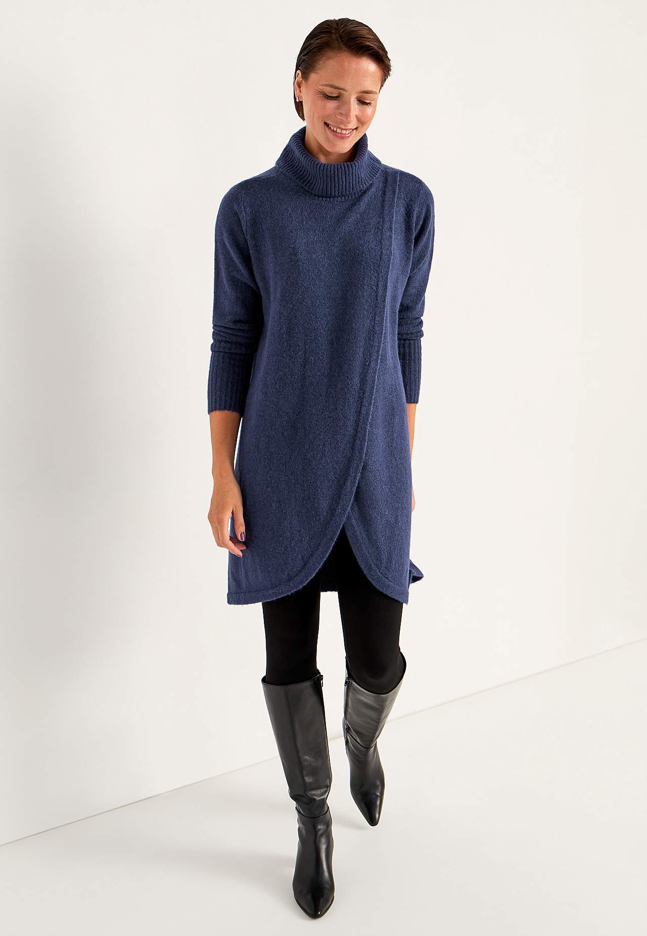 Neulottu poolopaita kietaisuyksityiskohdalla edessä