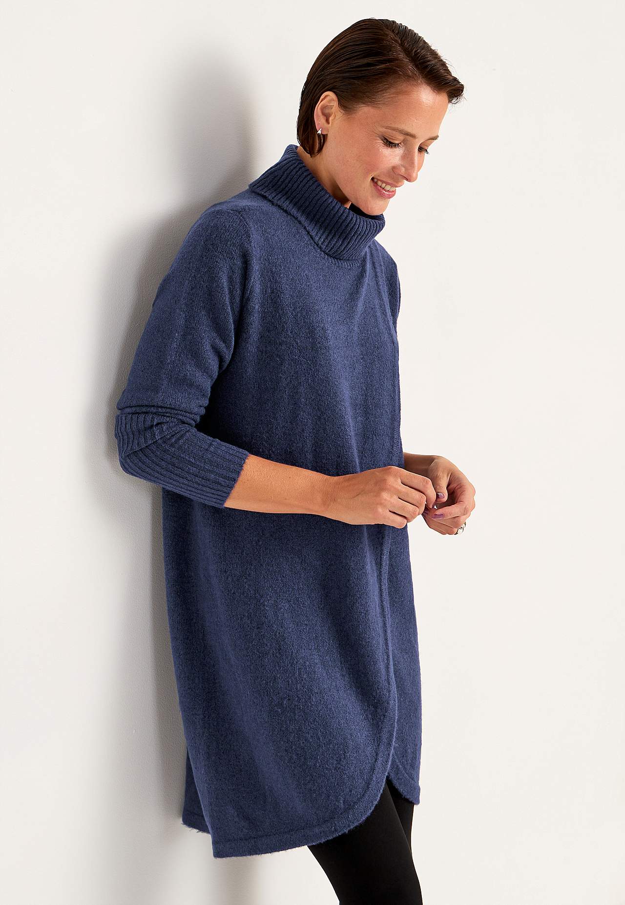 Neulottu poolopaita kietaisuyksityiskohdalla edessä