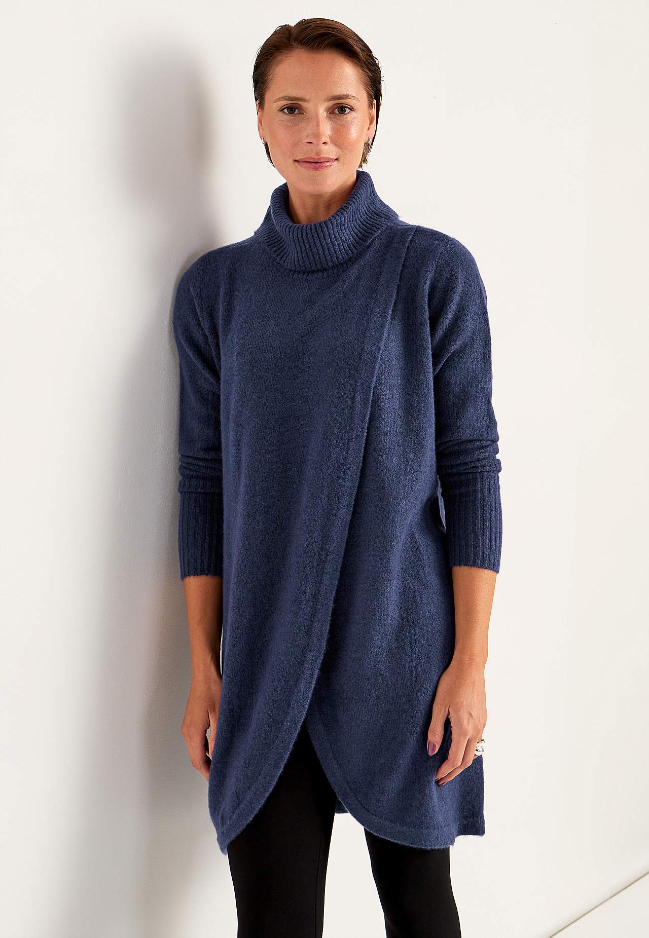 Neulottu poolopaita kietaisuyksityiskohdalla edessä