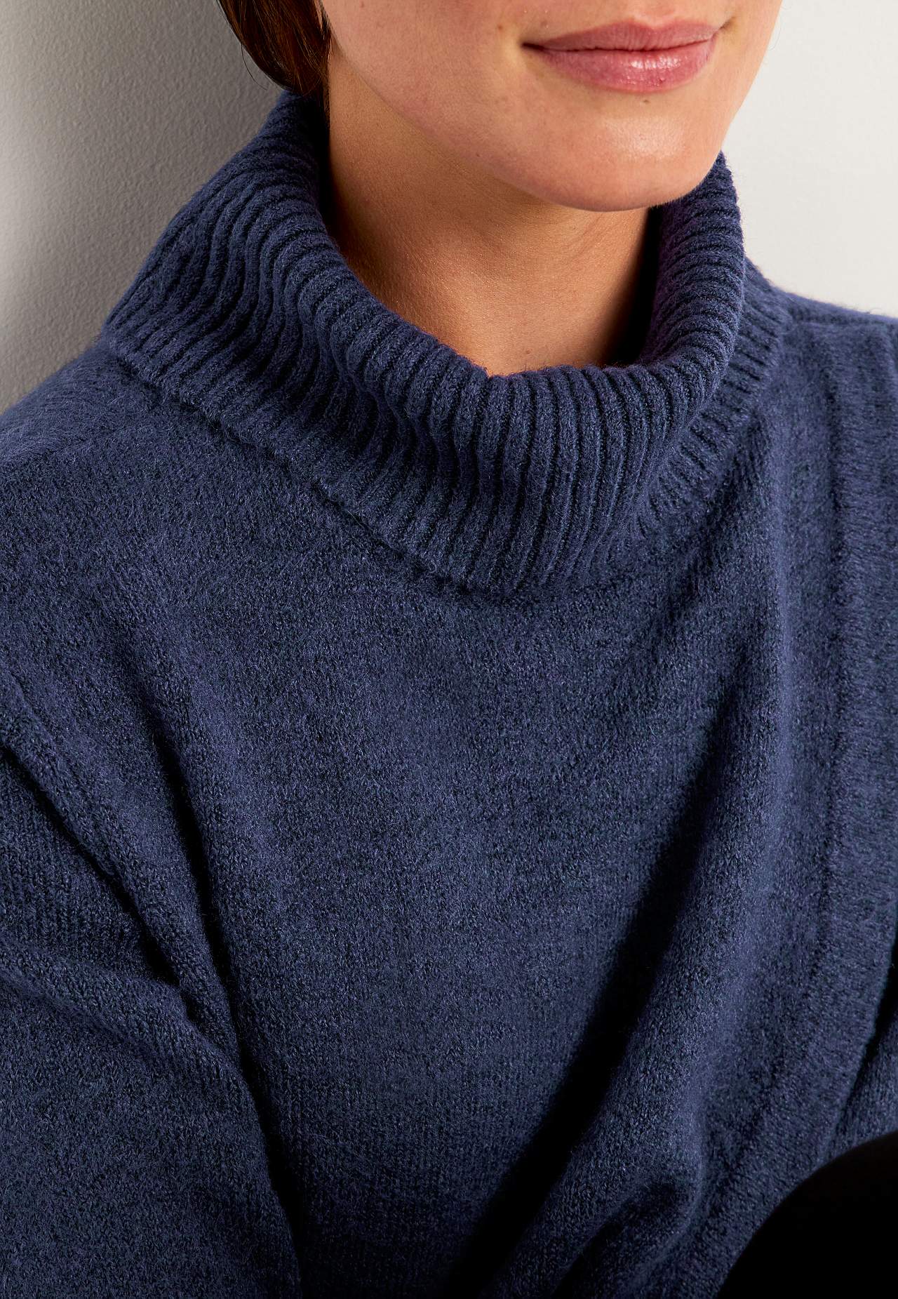 Neulottu poolopaita kietaisuyksityiskohdalla edessä