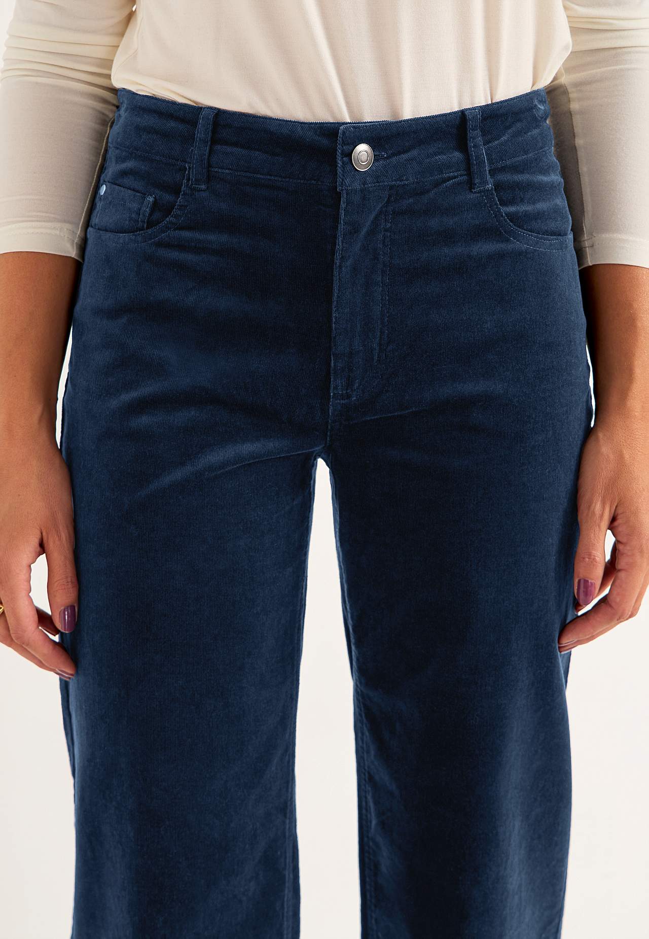 Joustavat vakosamettihousut leveillä lahkeilla