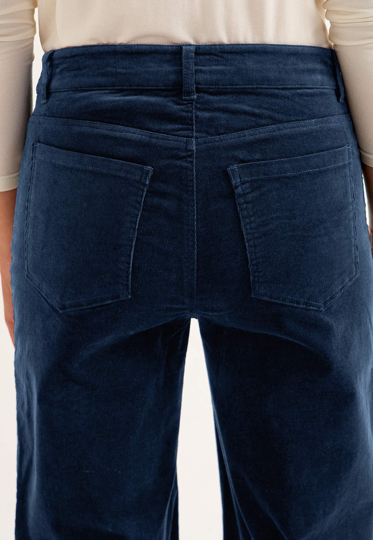 Joustavat vakosamettihousut leveillä lahkeilla