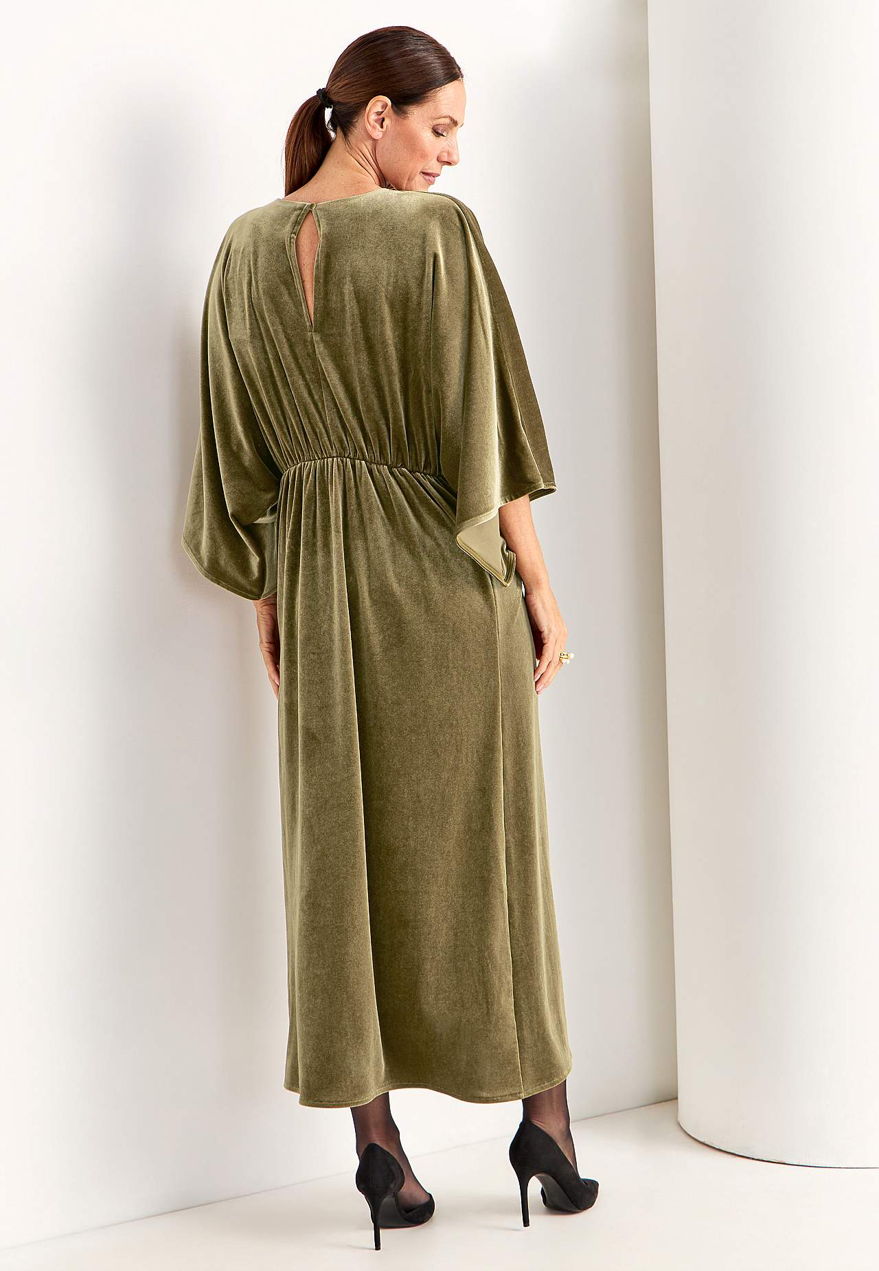 Elegantti kaftaanimekko veluurista