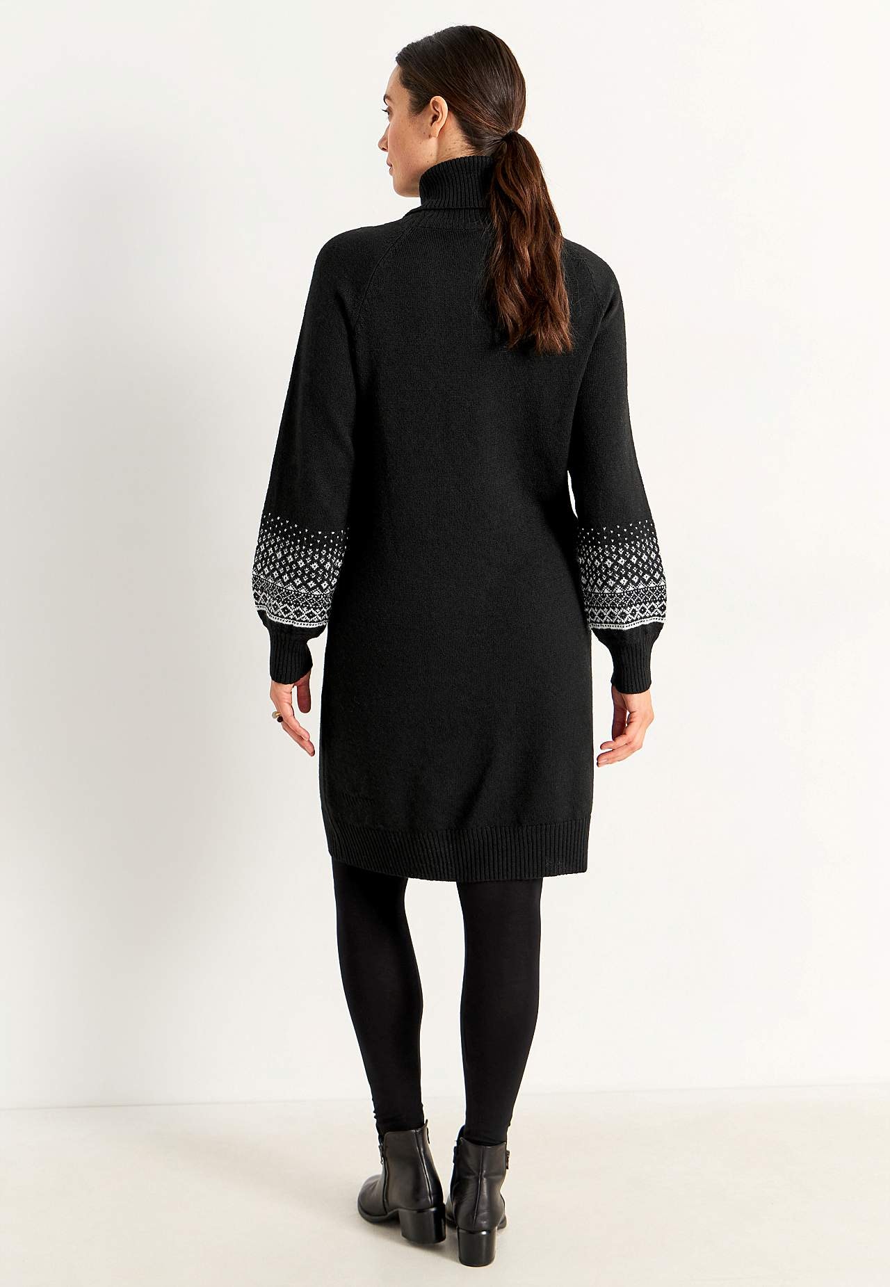Neulottu mekko jacquard-kuvioisilla hihoilla