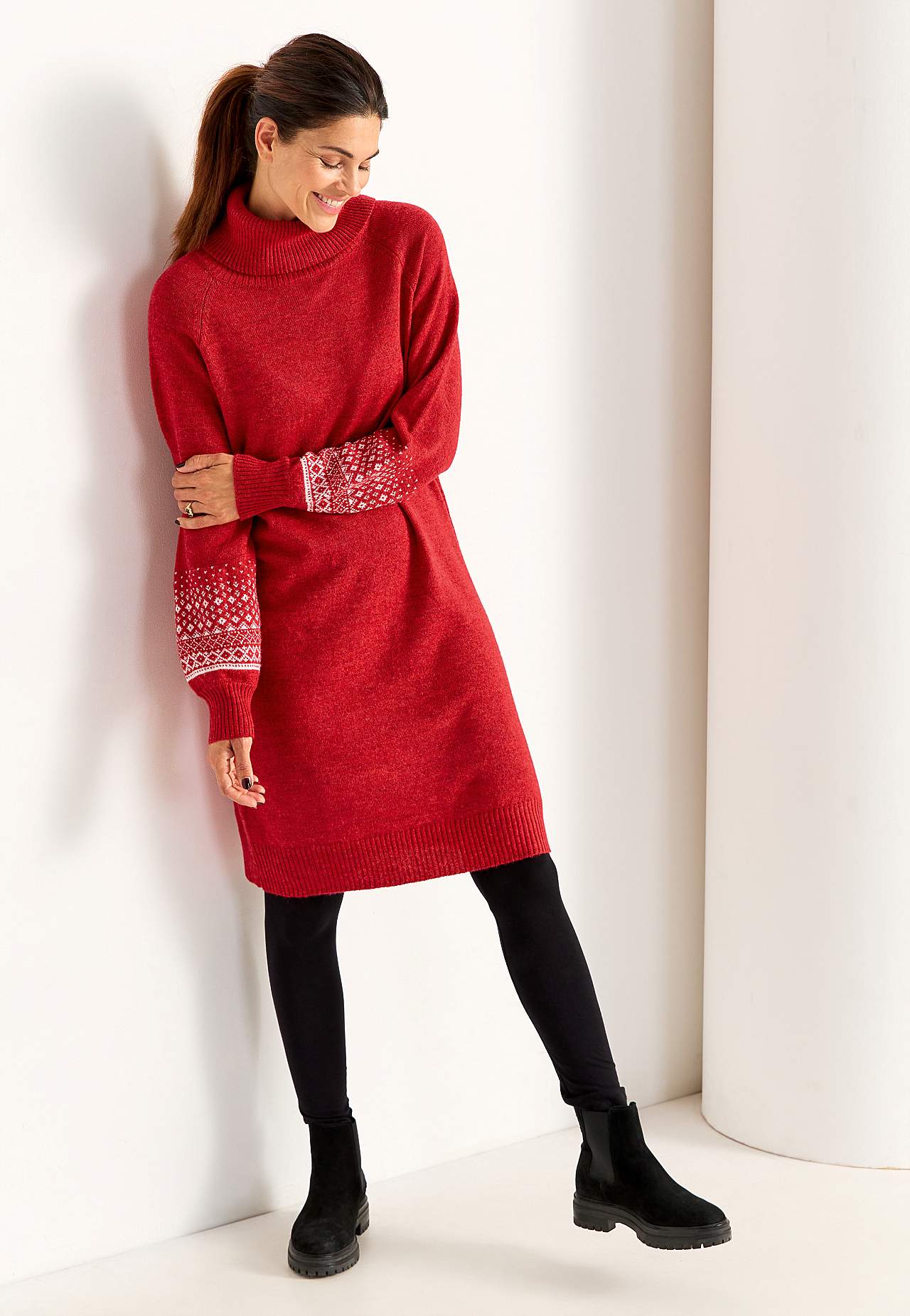 Neulottu mekko jacquard-kuvioisilla hihoilla