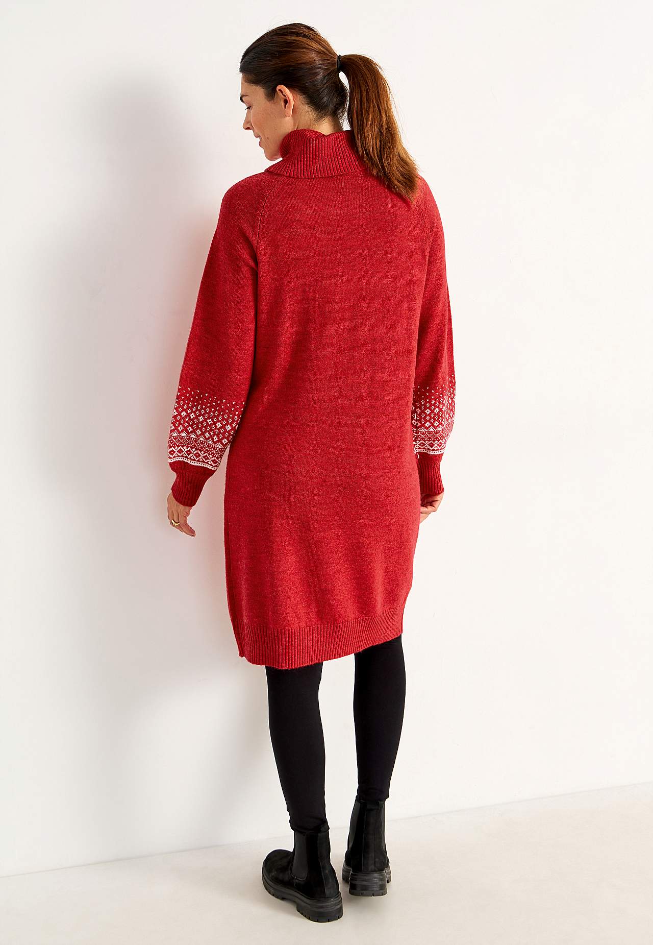 Neulottu mekko jacquard-kuvioisilla hihoilla