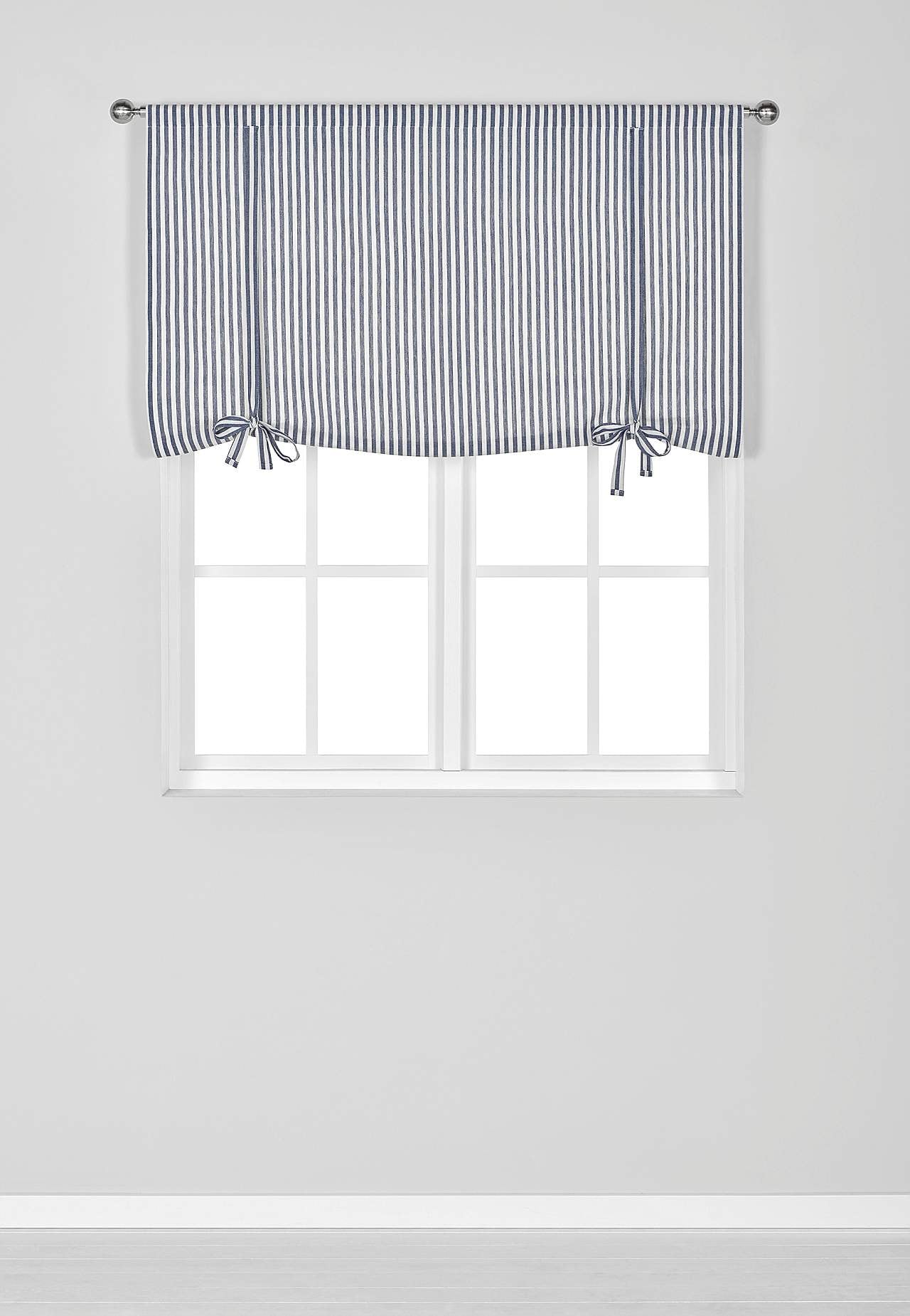 Kudottu, raidallinen laskosverho