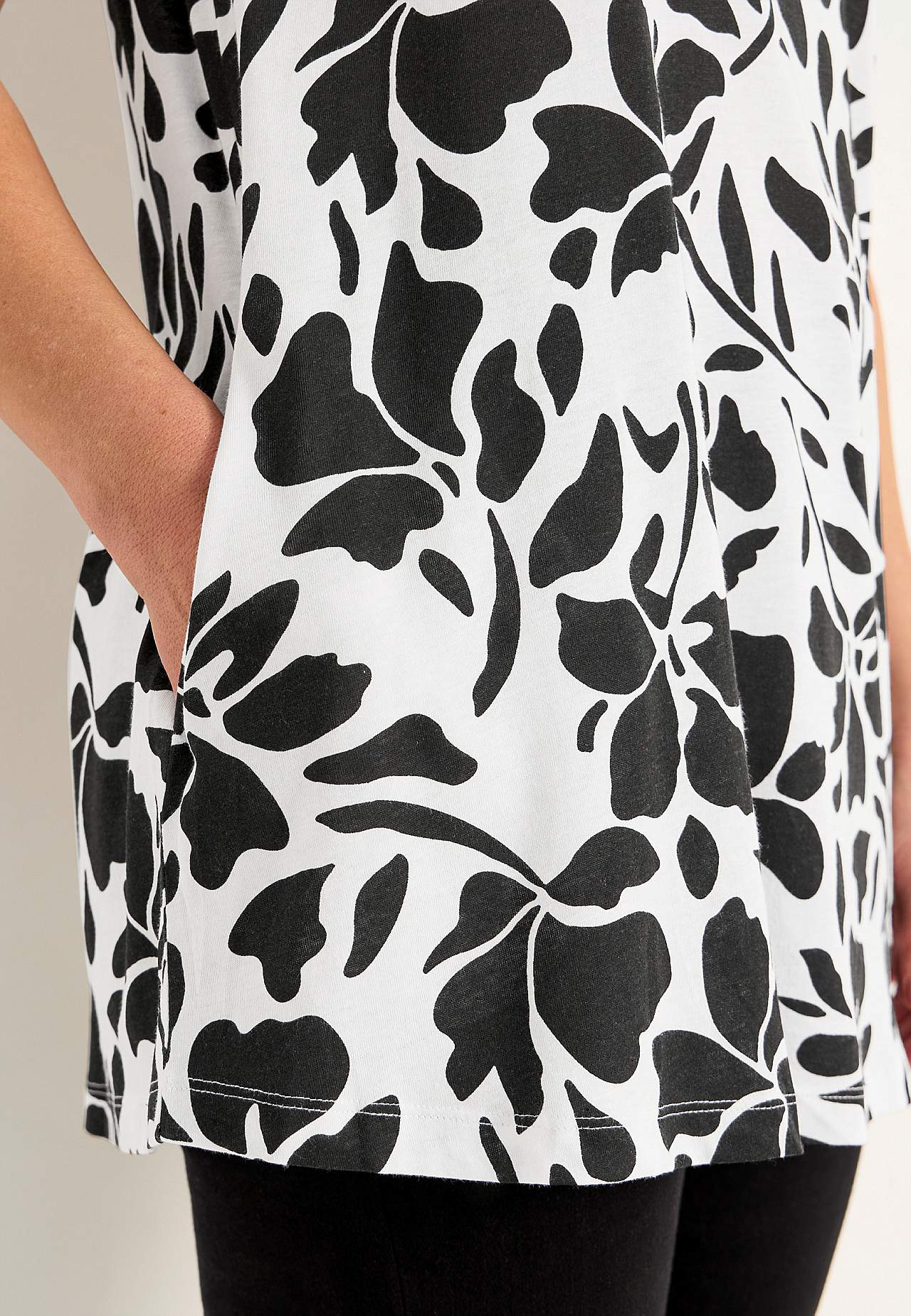 Trikootunika taskuilla