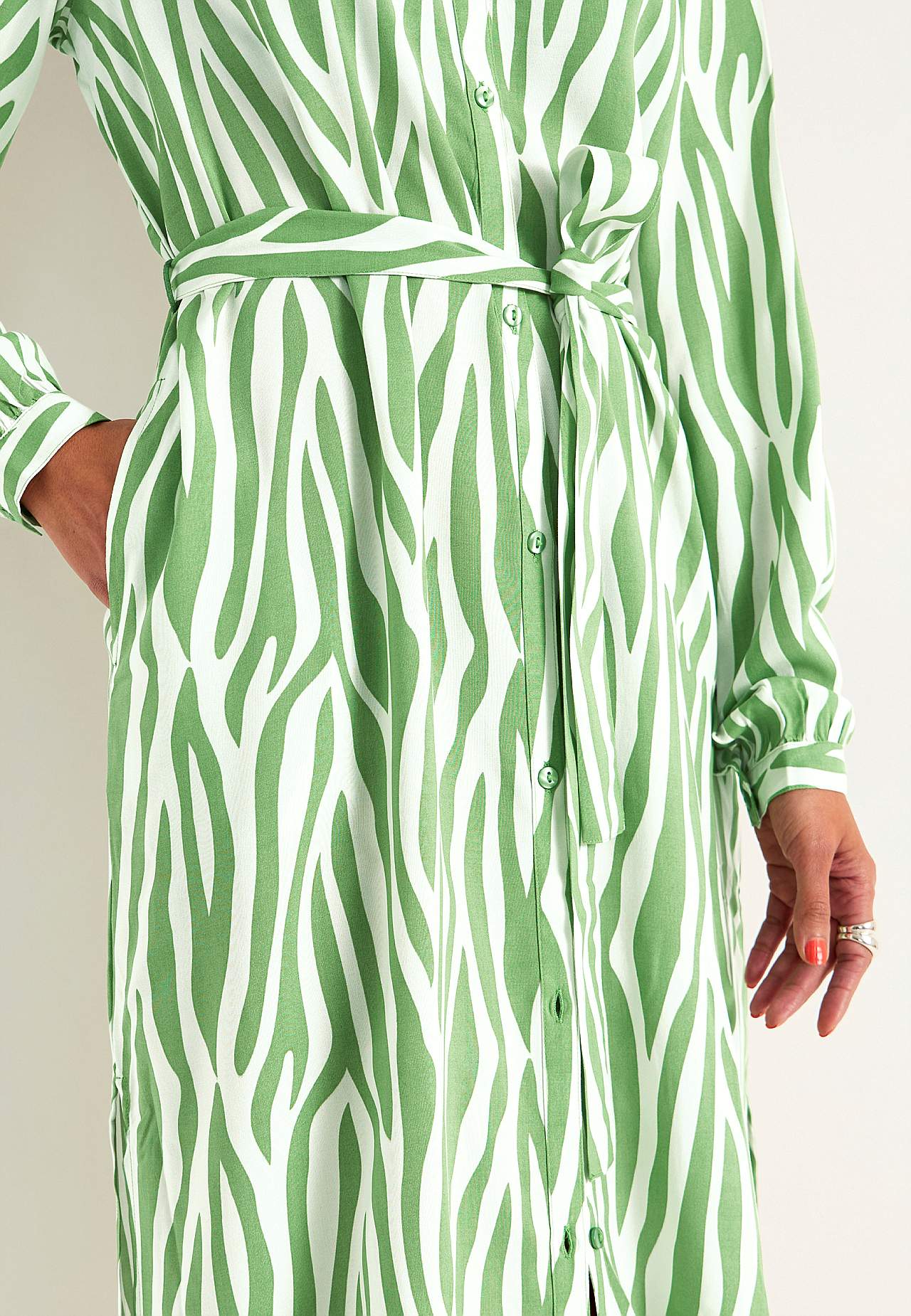 Kudottu mekko taskuilla