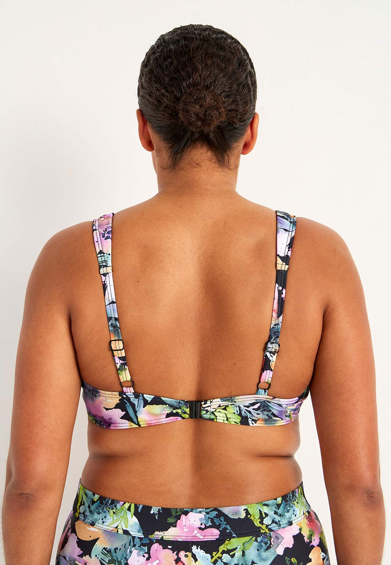 Toppaamattomat bikinirintaliivit