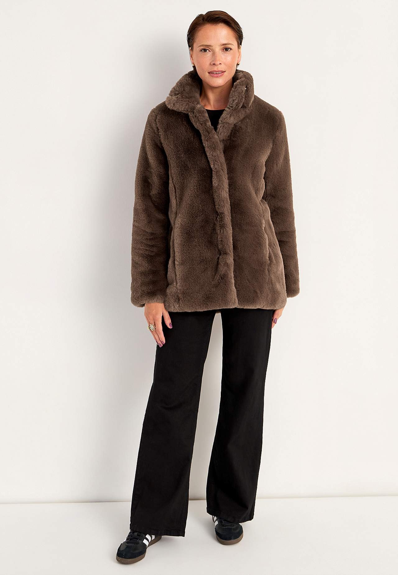 Takki pehmeällä tekoturkiksella