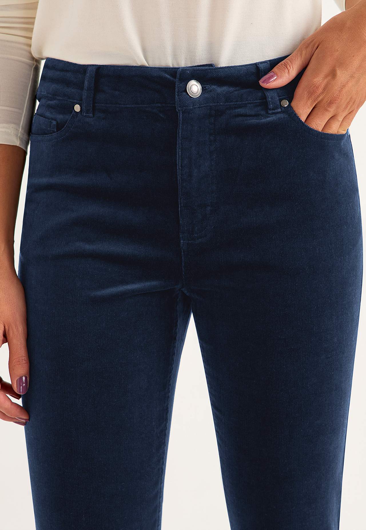 Joustavat vakosamettihousut suorilla lahkeilla